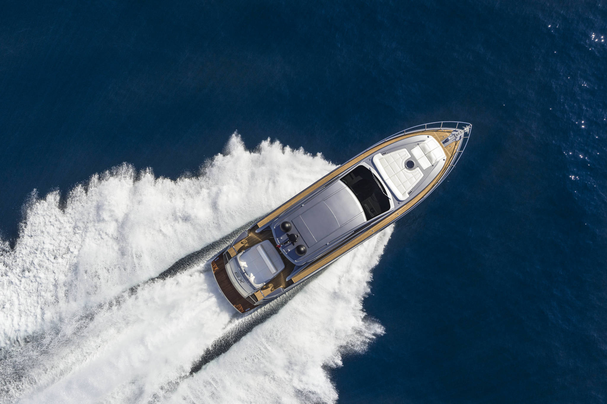 Pershing 6X, boot varend op zee met kielzog