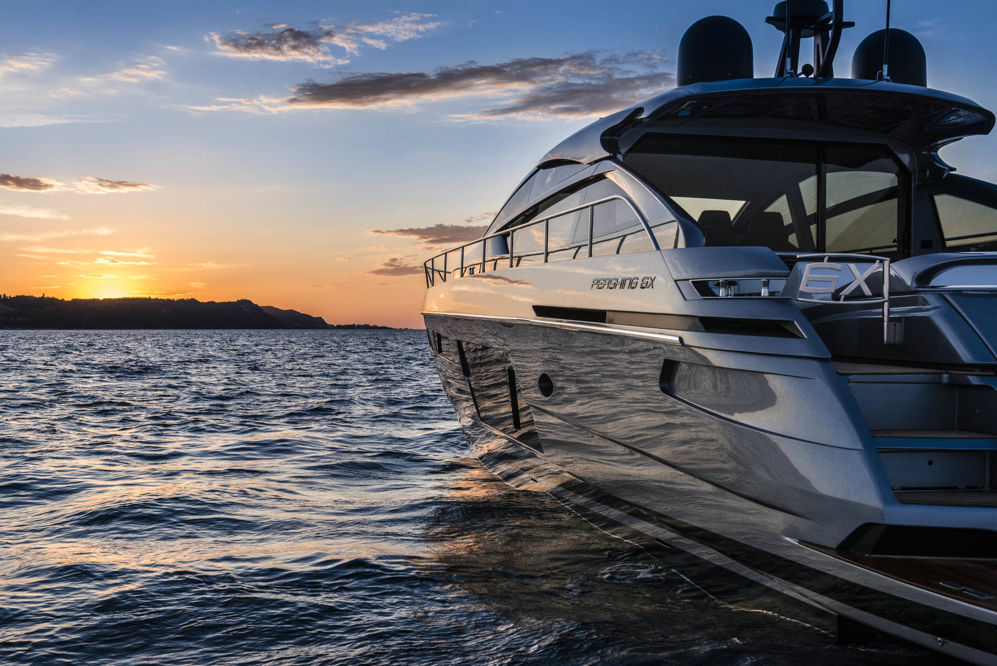Pershing 6X, jacht op zee bij zonsondergang