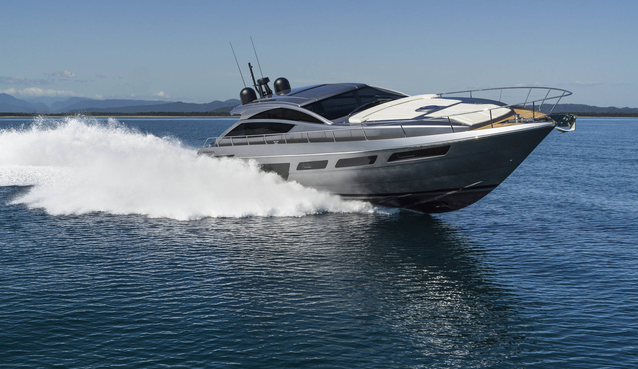 Pershing 6X, jacht vaart snel over zee