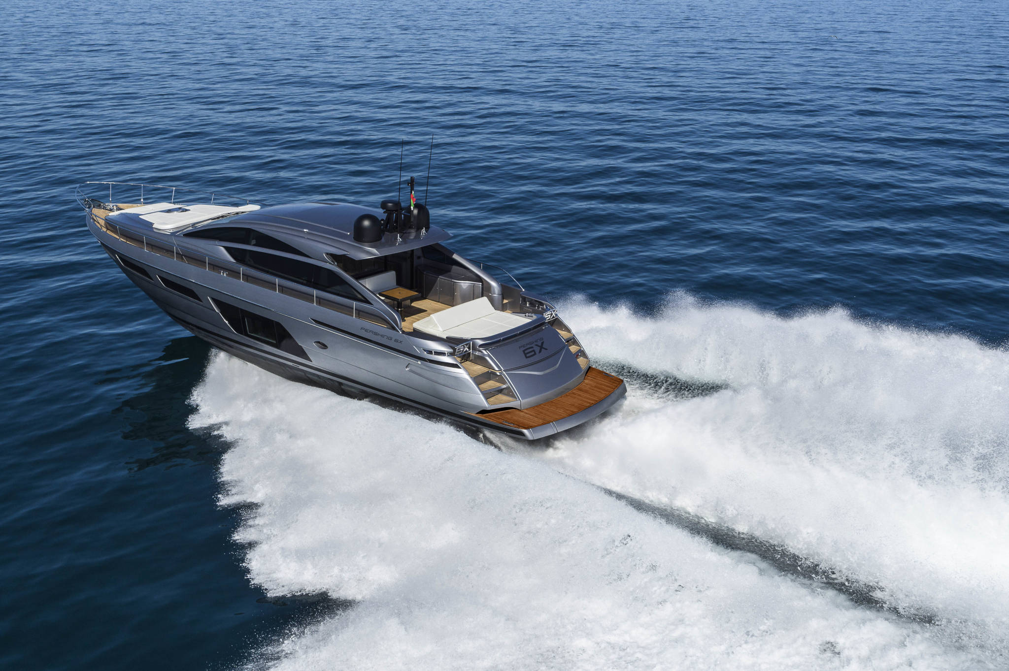 Pershing 6X, jacht varend met golven spatten