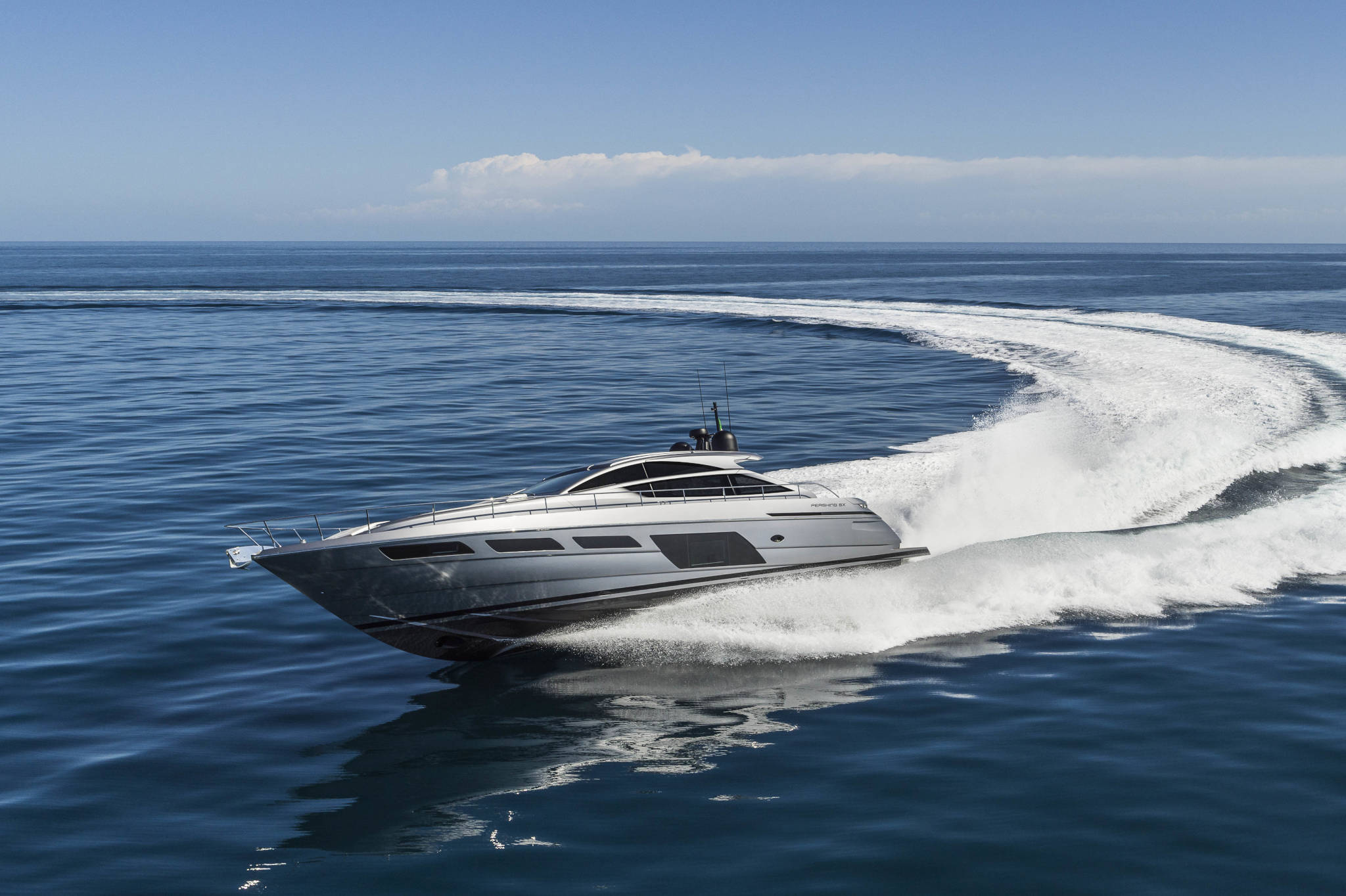 Pershing 6X, jacht varend met grote boeggolf