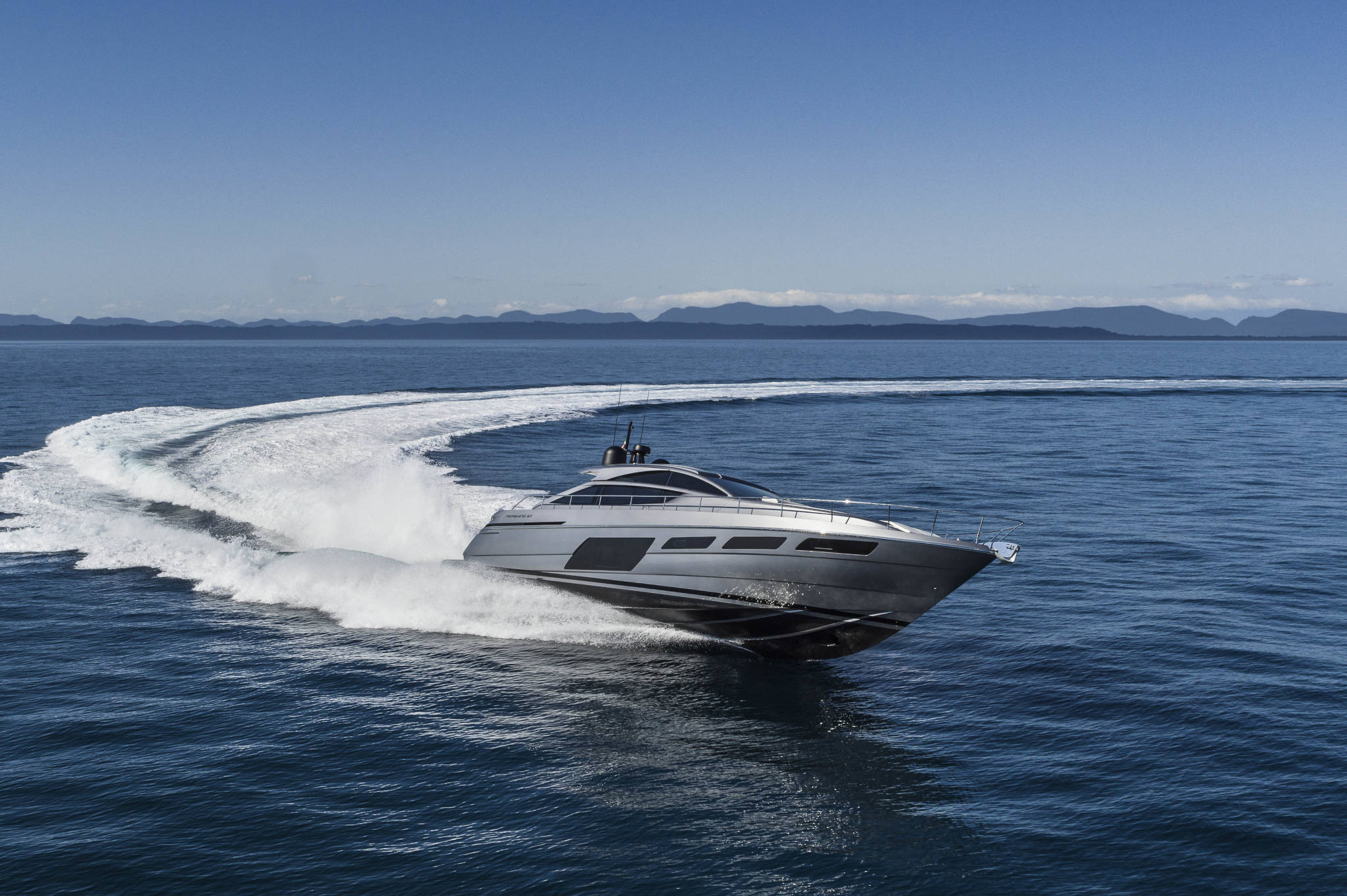 Pershing 6X, jacht varend op zee met kielzog
