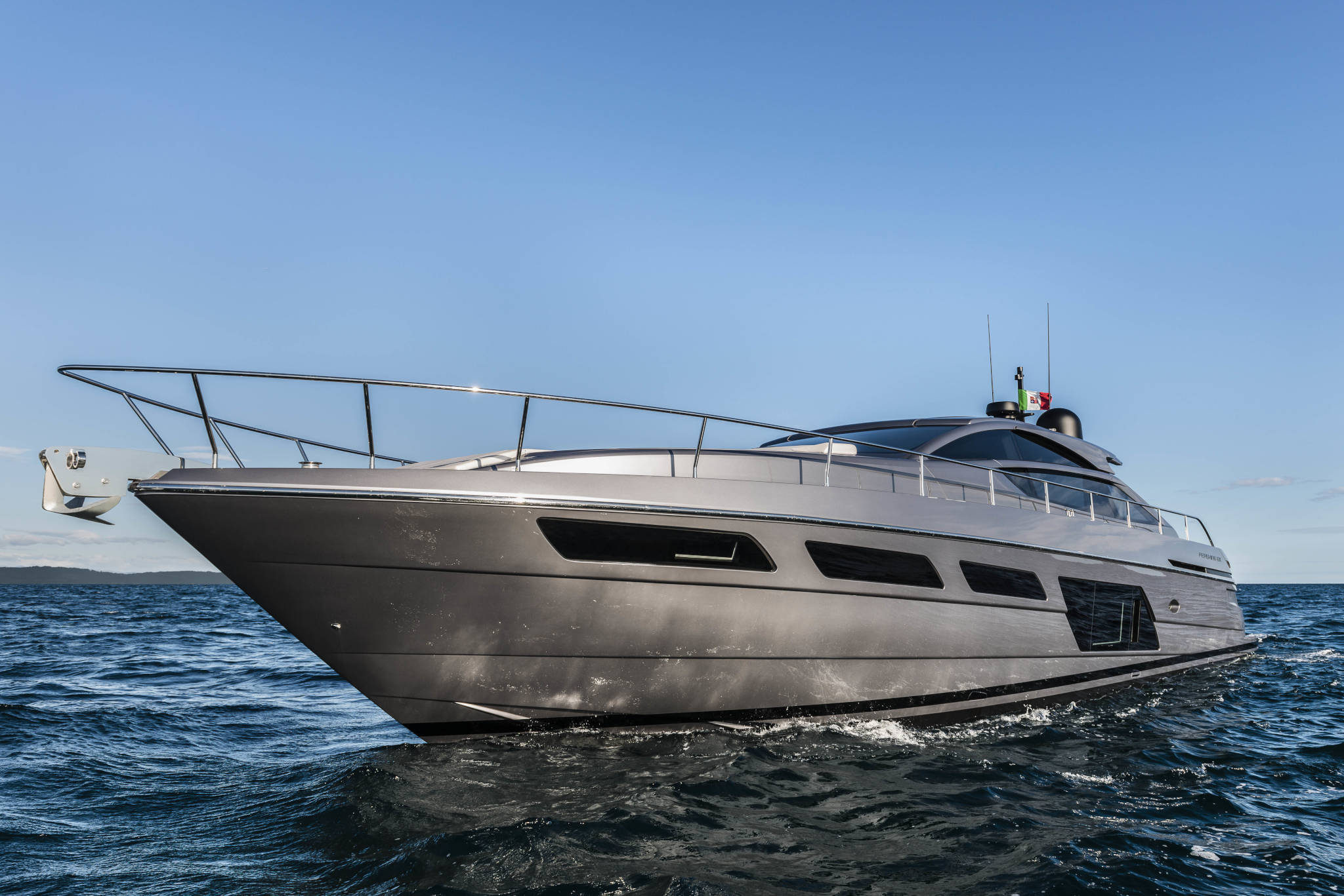 Pershing 6X, jacht varend op zee