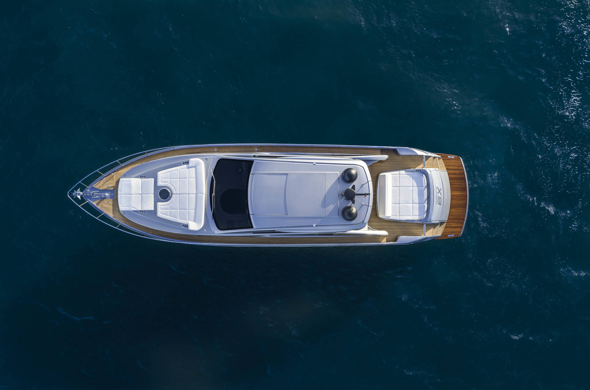 Pershing 6X, luchtfoto van jacht op water