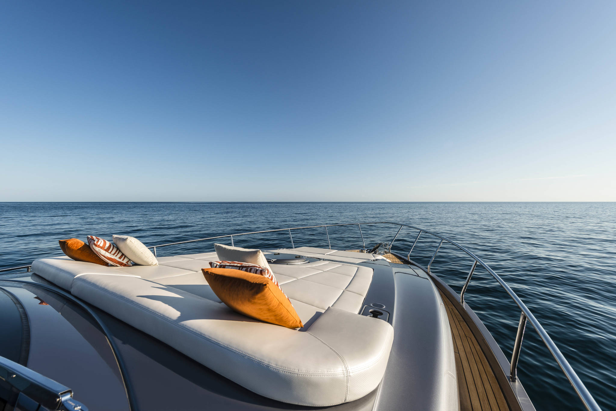Pershing 6X, voordek met kussens op zee