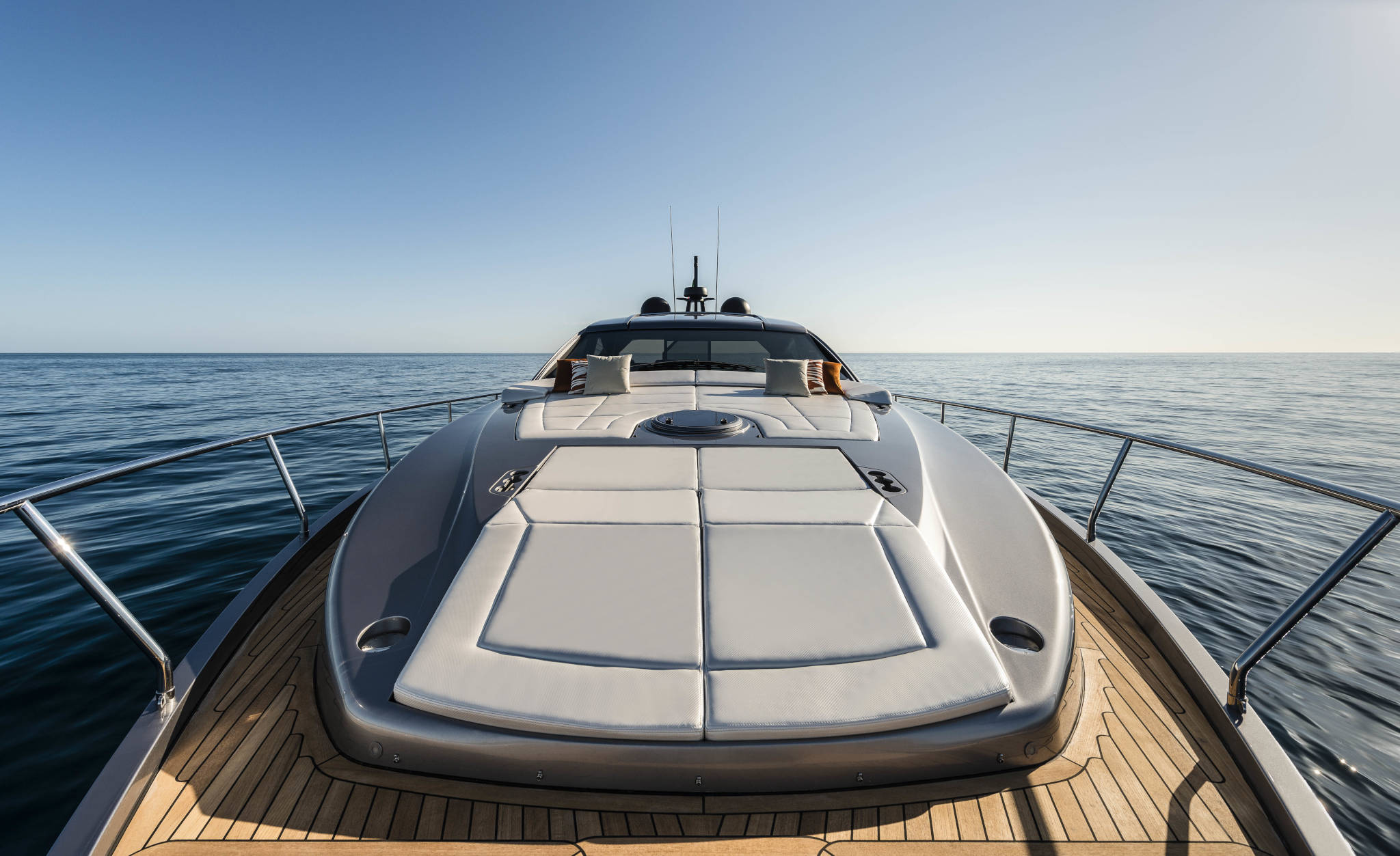 Pershing 6X, voordek met ligkussens op jacht