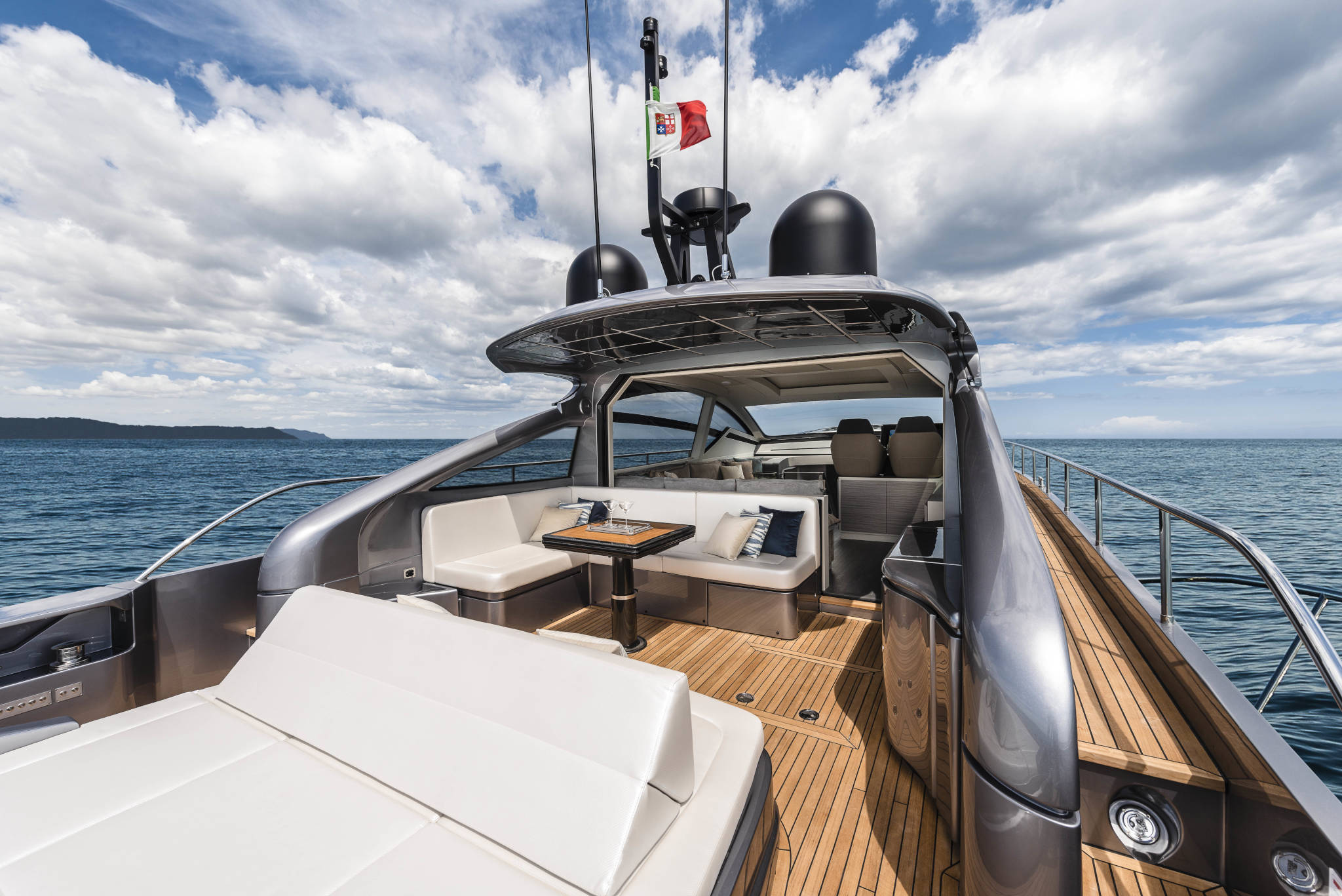 Pershing 6X, voordek met loungezitjes en tafel