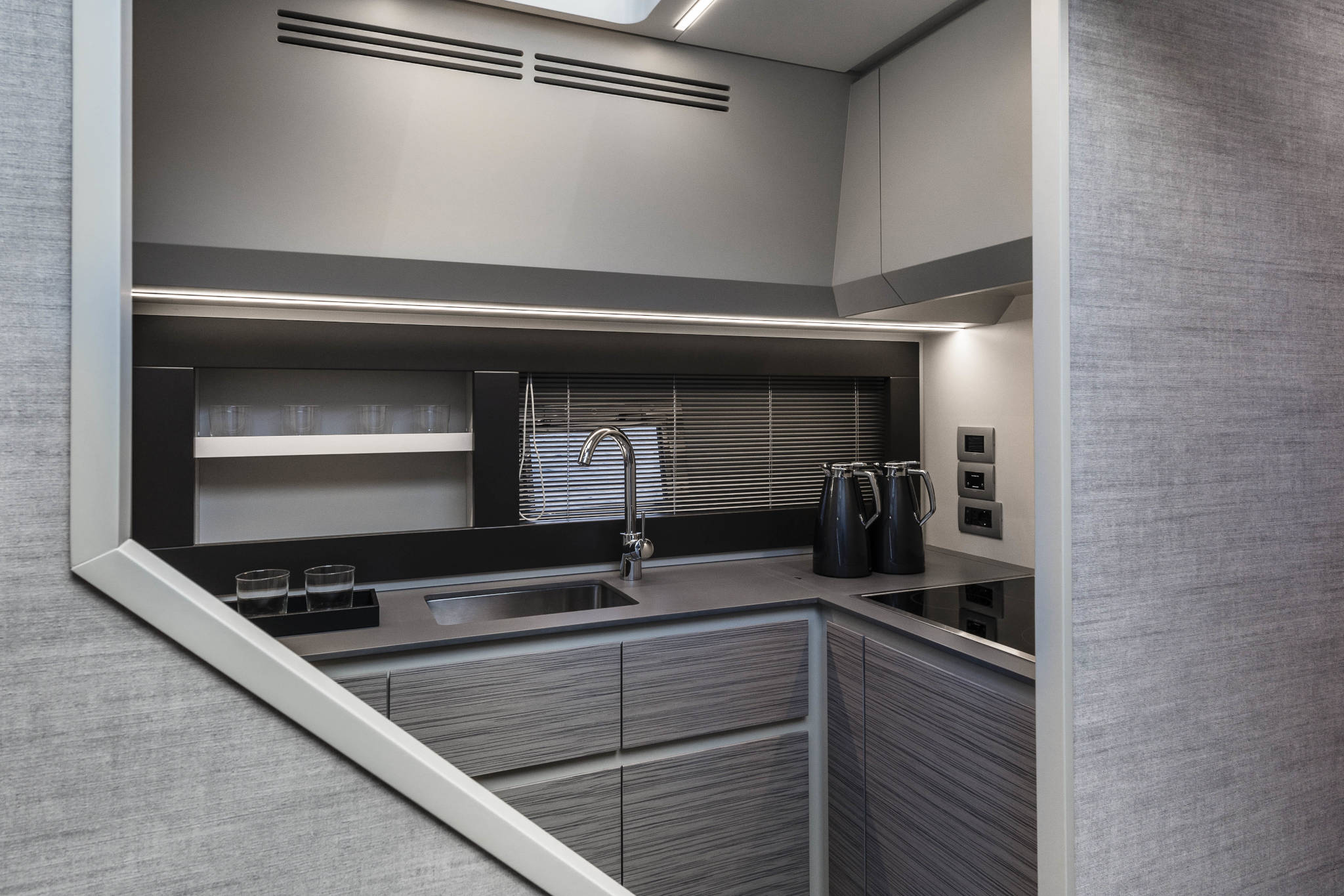 Pershing 6X, moderne keuken met wasbak en kranen