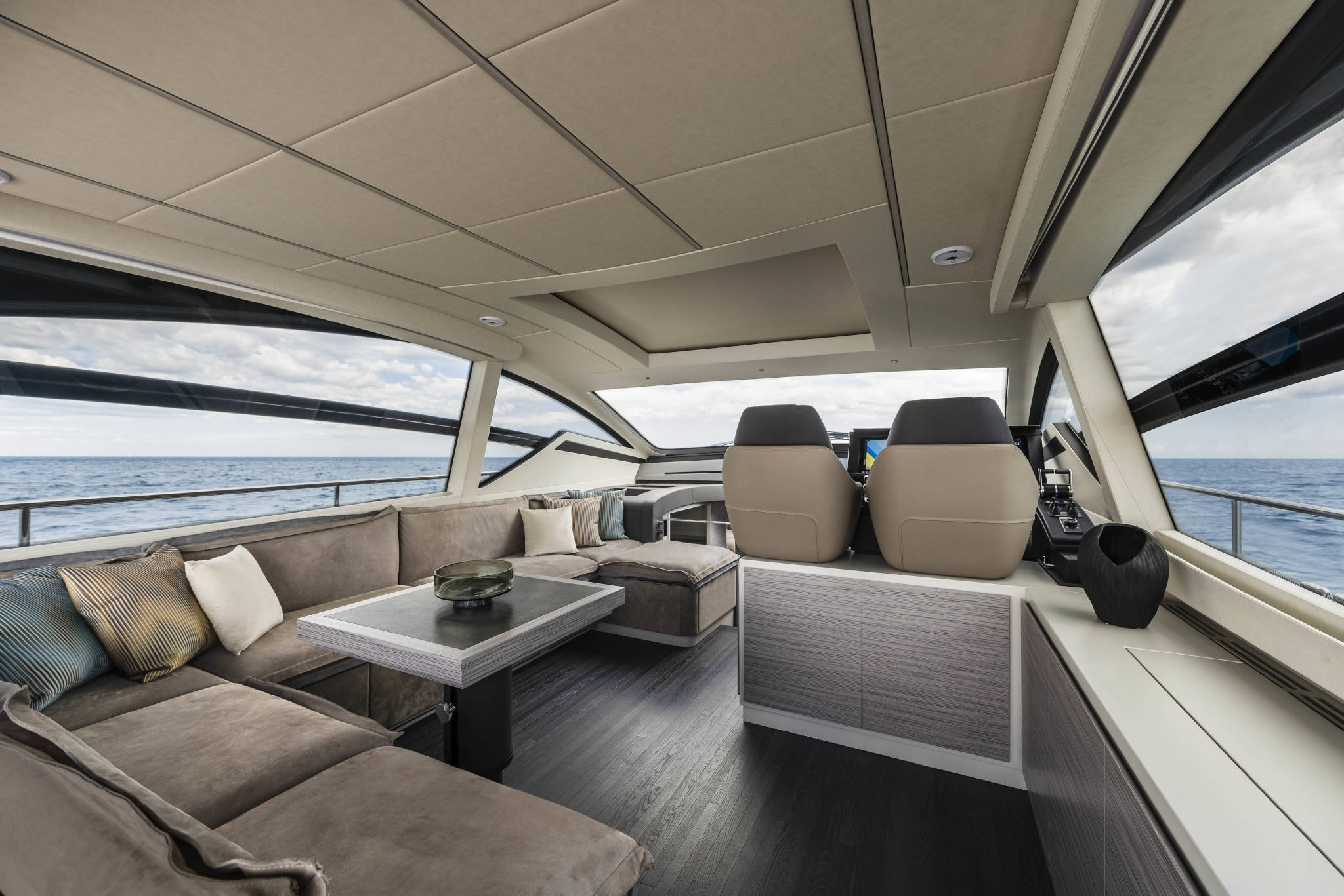 Pershing 6X, salon met stuurstoelen en zithoek