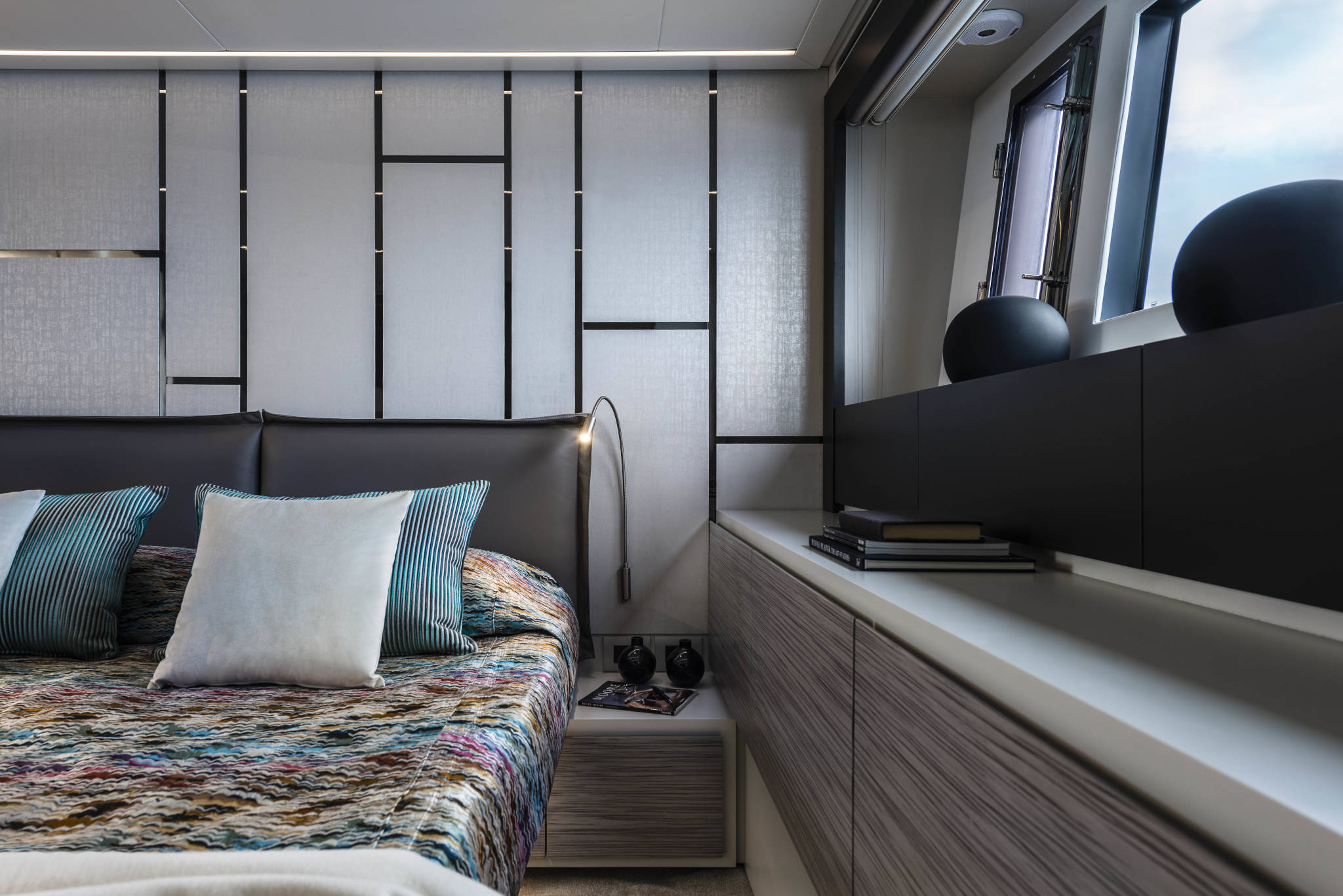 Pershing 6X, slaapkamer met bed en raam