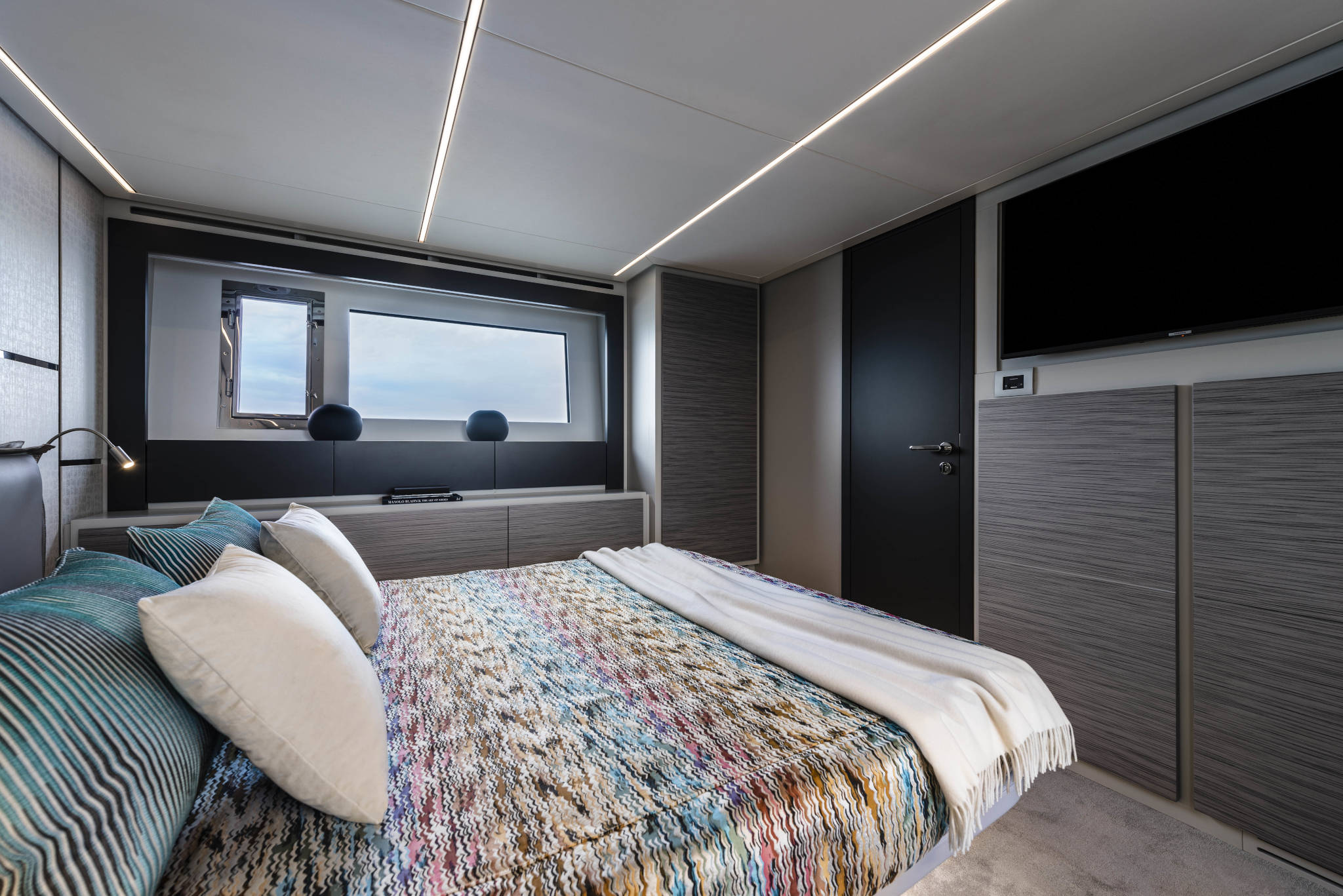 Pershing 6X, slaapkamer met bed en tv