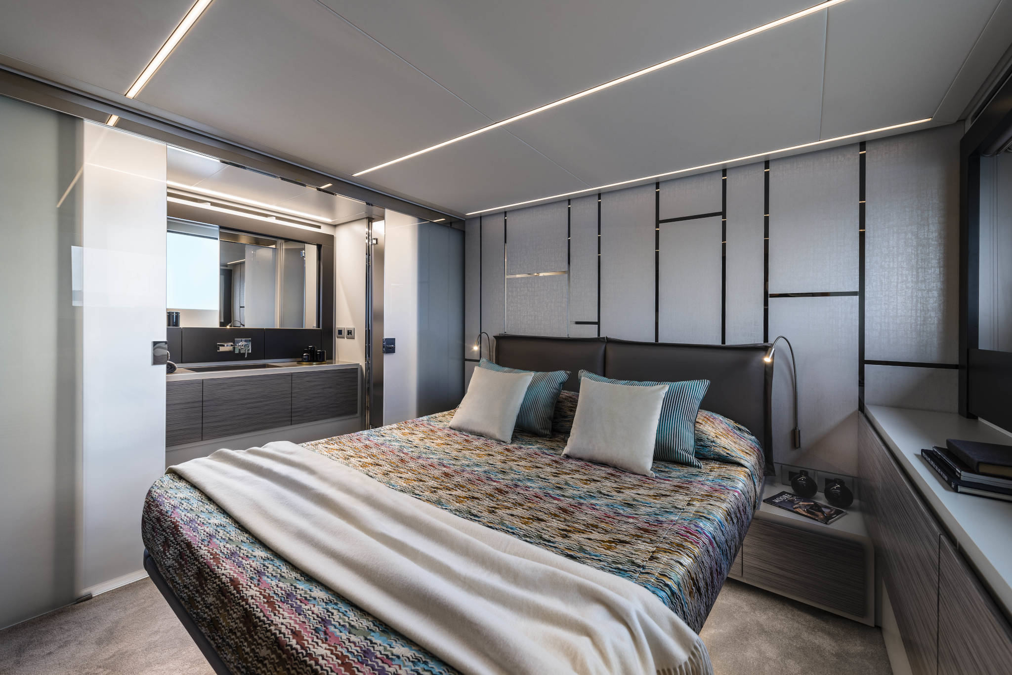 Pershing 6X, slaapkamer met tweepersoonsbed en badkamer