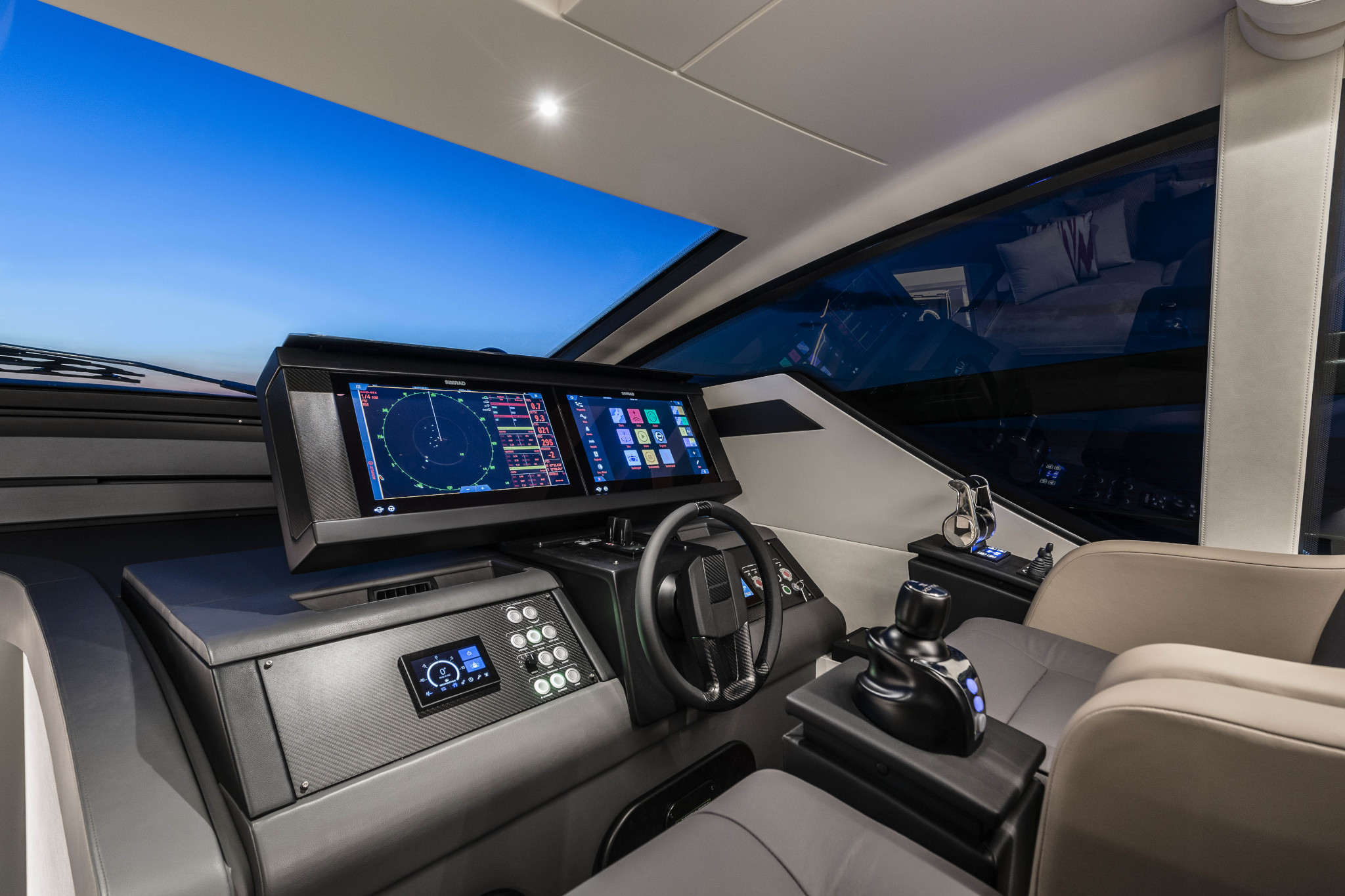 Pershing 6X, stuurstand met navigatieschermen en stuurwiel