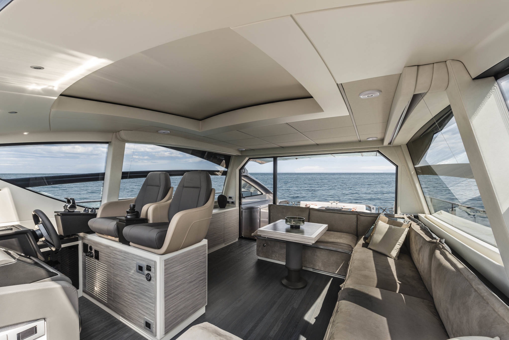 Pershing 6X, stuurstand met zithoek en zeezicht