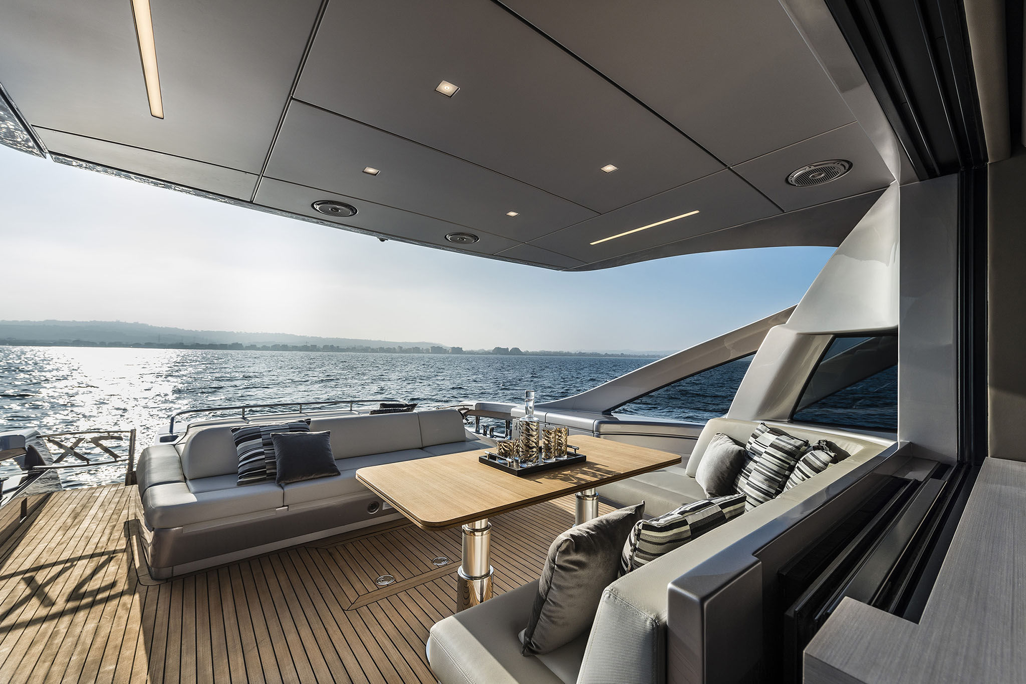 Pershing 7X, achterdek met lounge zitbank