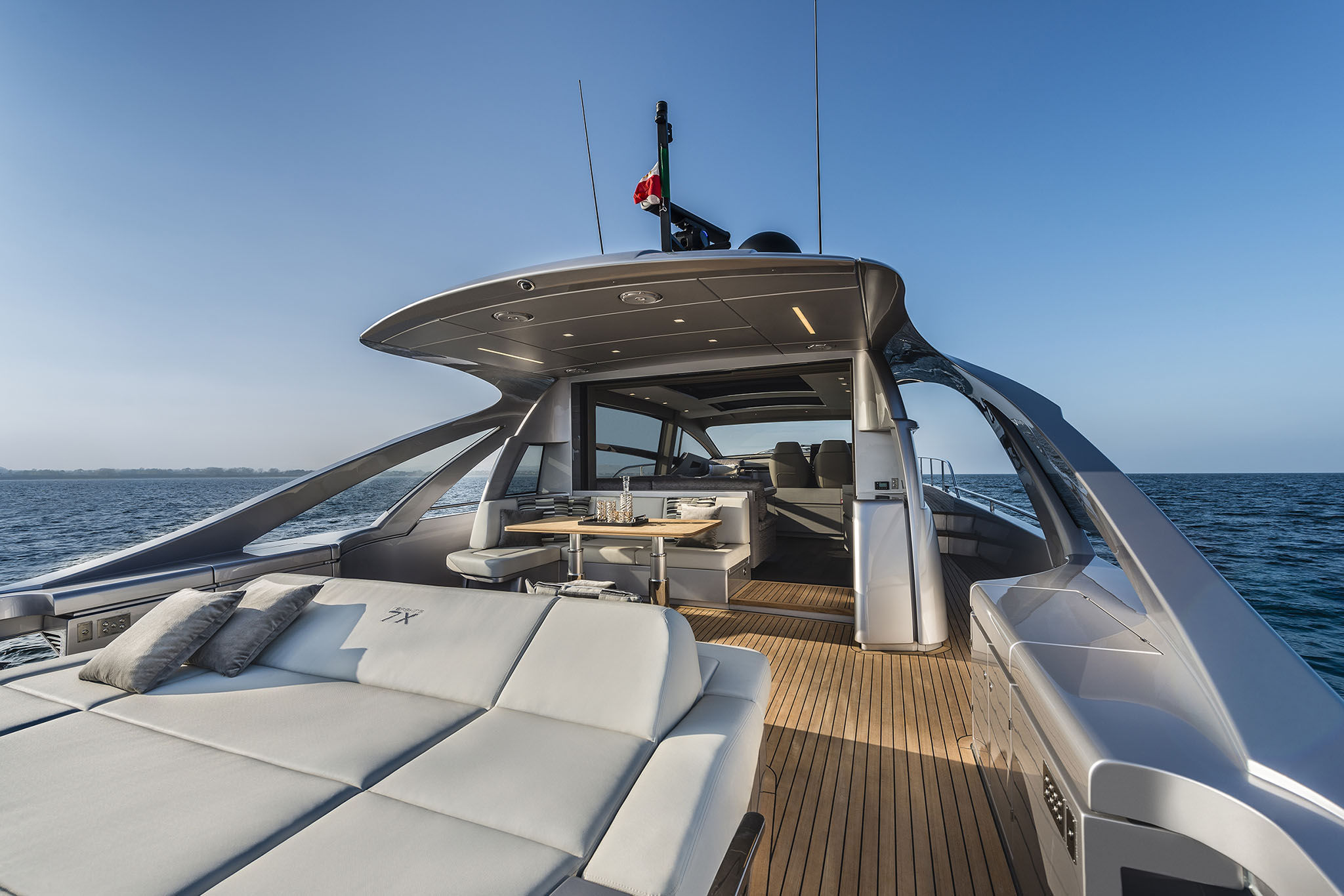 Pershing 7X, achterdek met loungebank en zeezicht