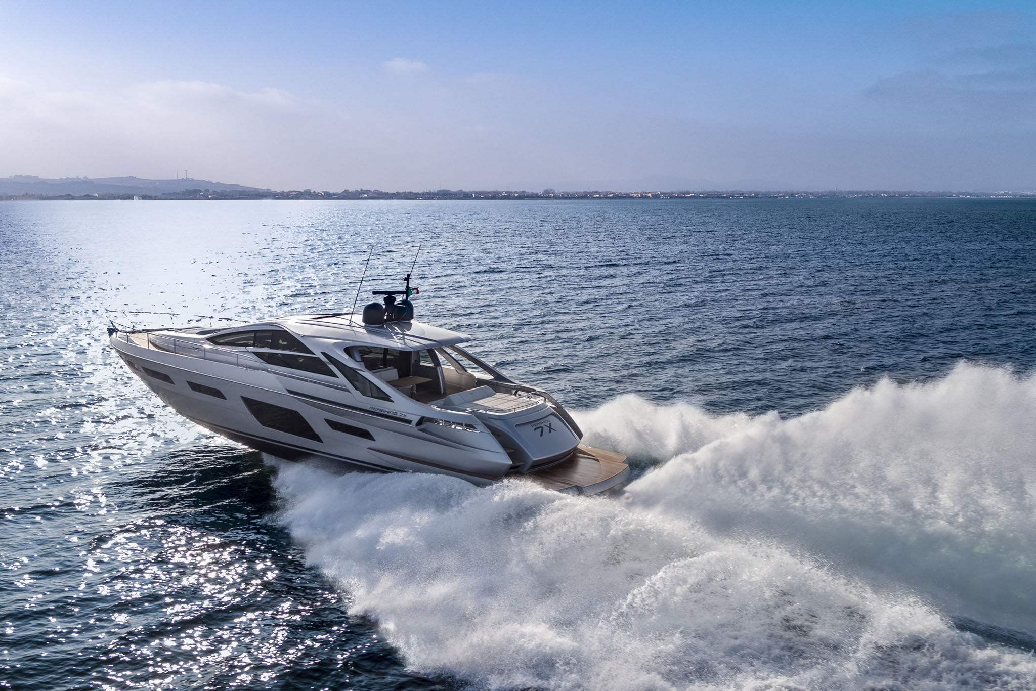 Pershing 7X, boot vaart snel over water