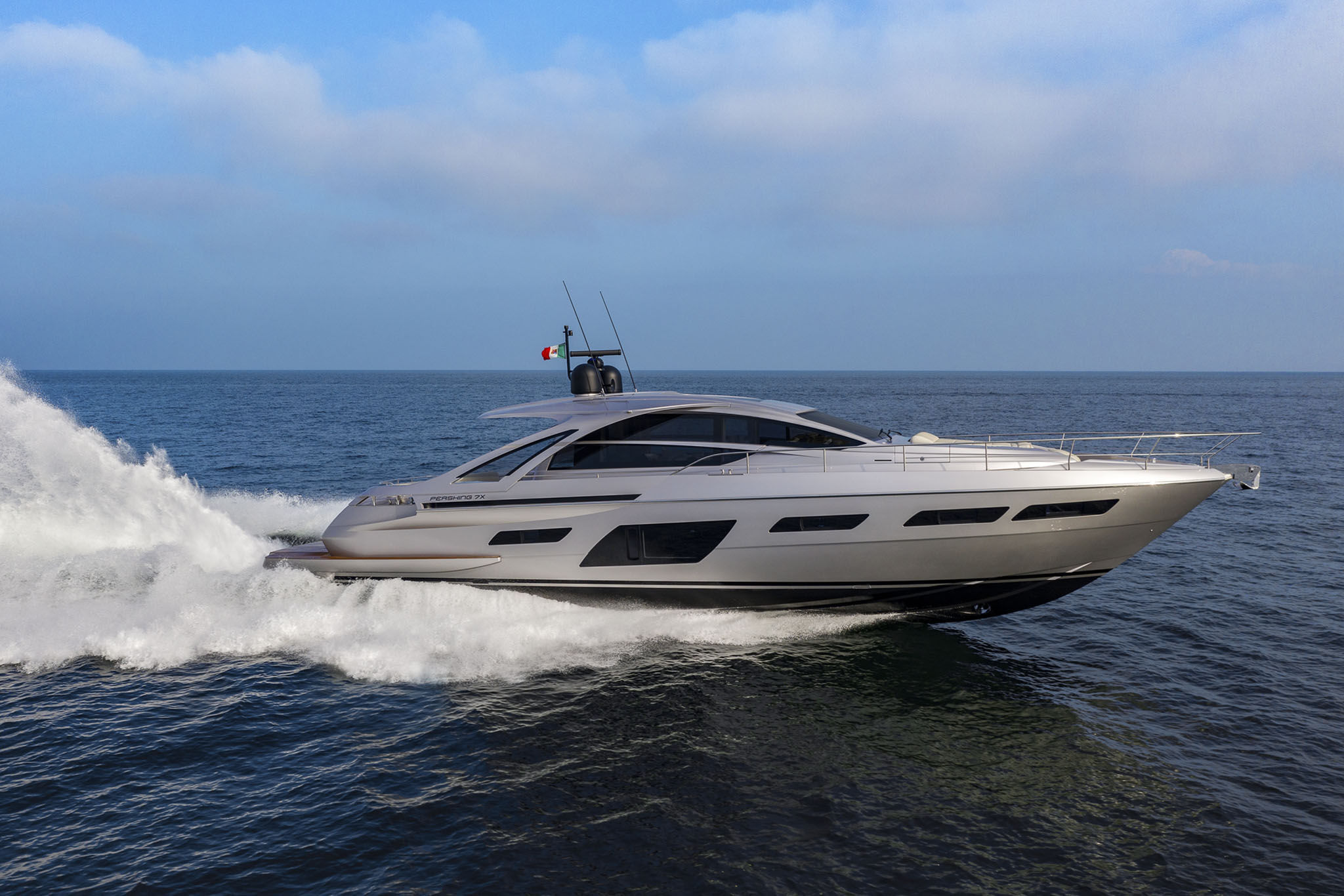 Pershing 7X, jacht vaart snel over zee