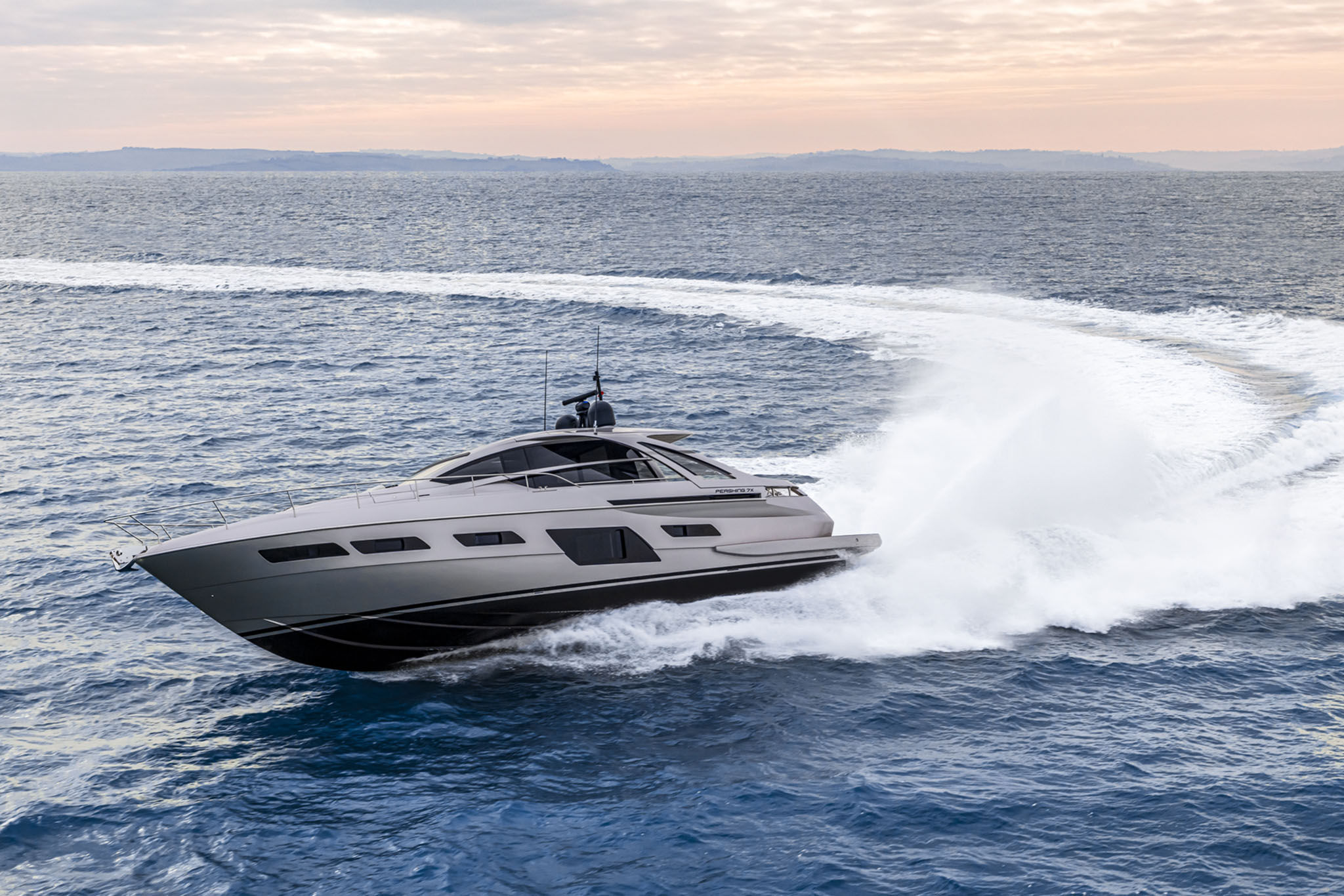 Pershing 7X, jacht varend met golven