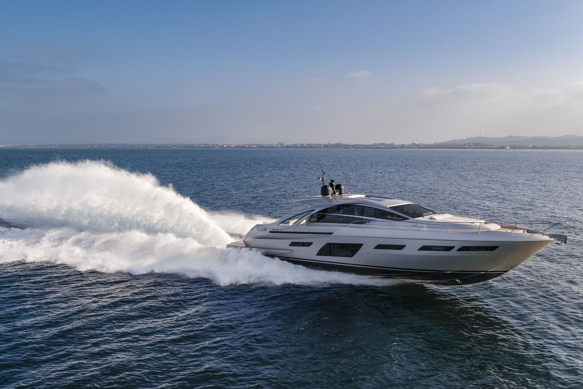 Pershing 7X, jacht varend met grote boeggolf
