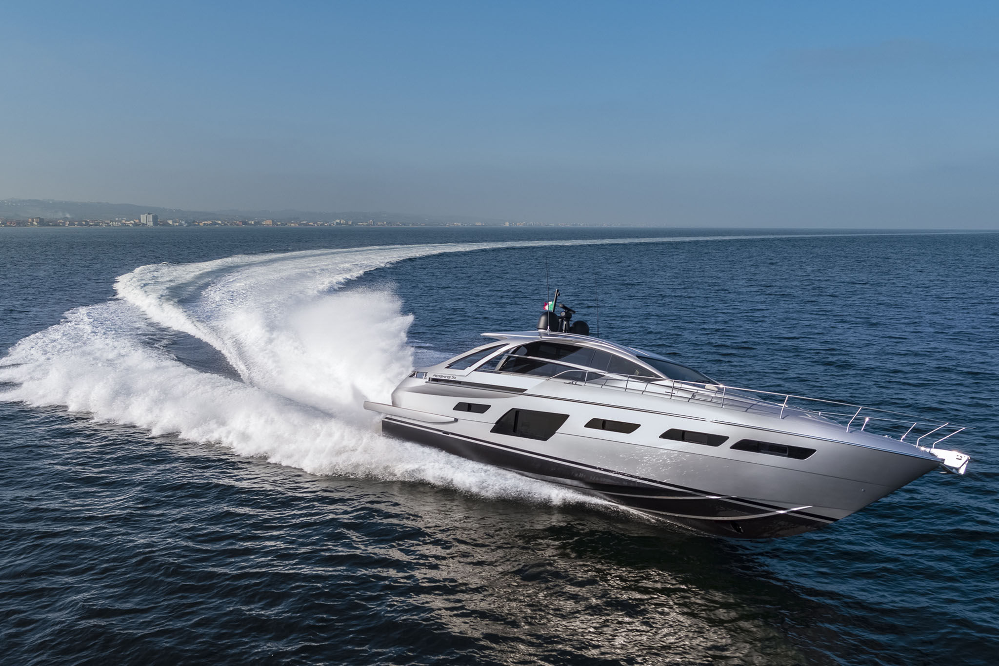 Pershing 7X, jacht varend met grote boeggolf