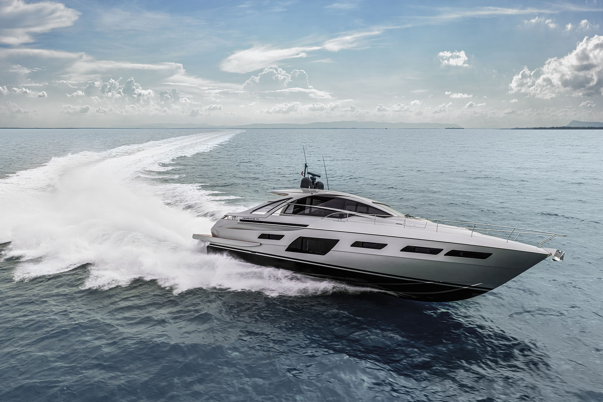Pershing 7X, jacht varend met grote boeggolf