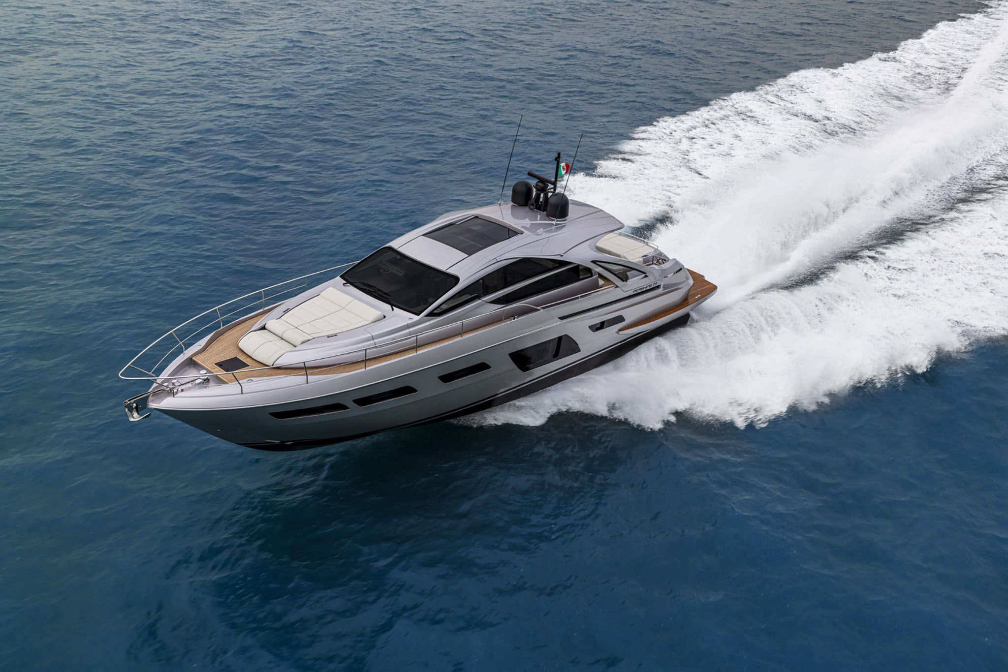 Pershing 7X, jacht varend op zee met kielzog