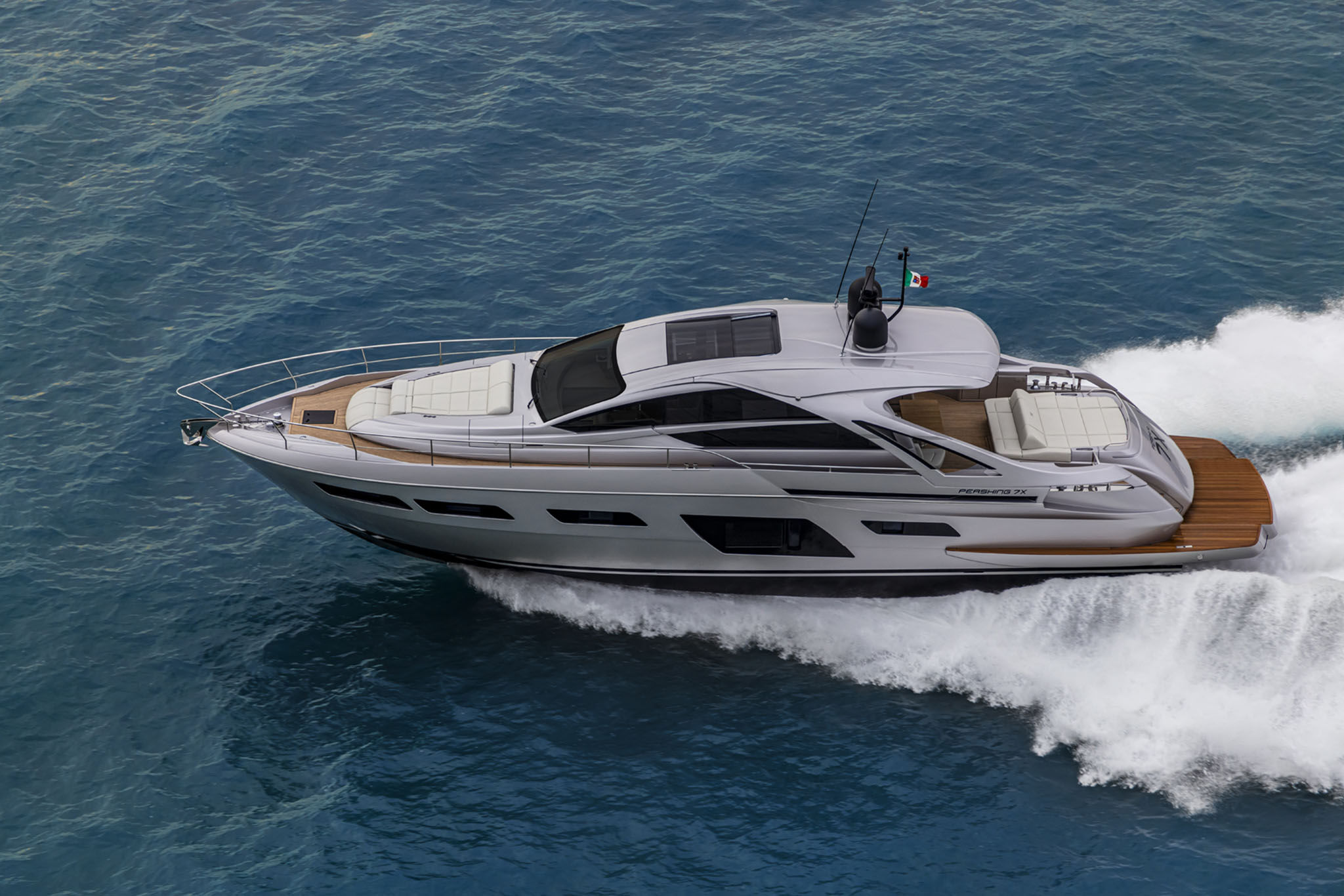 Pershing 7X, jacht varend op zee