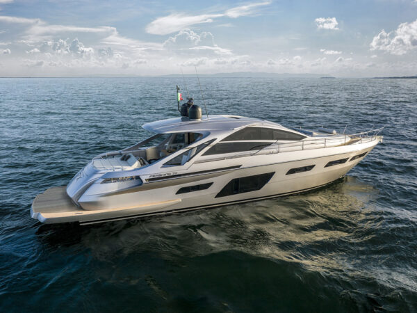 Pershing 7X, motorjacht varend op zee