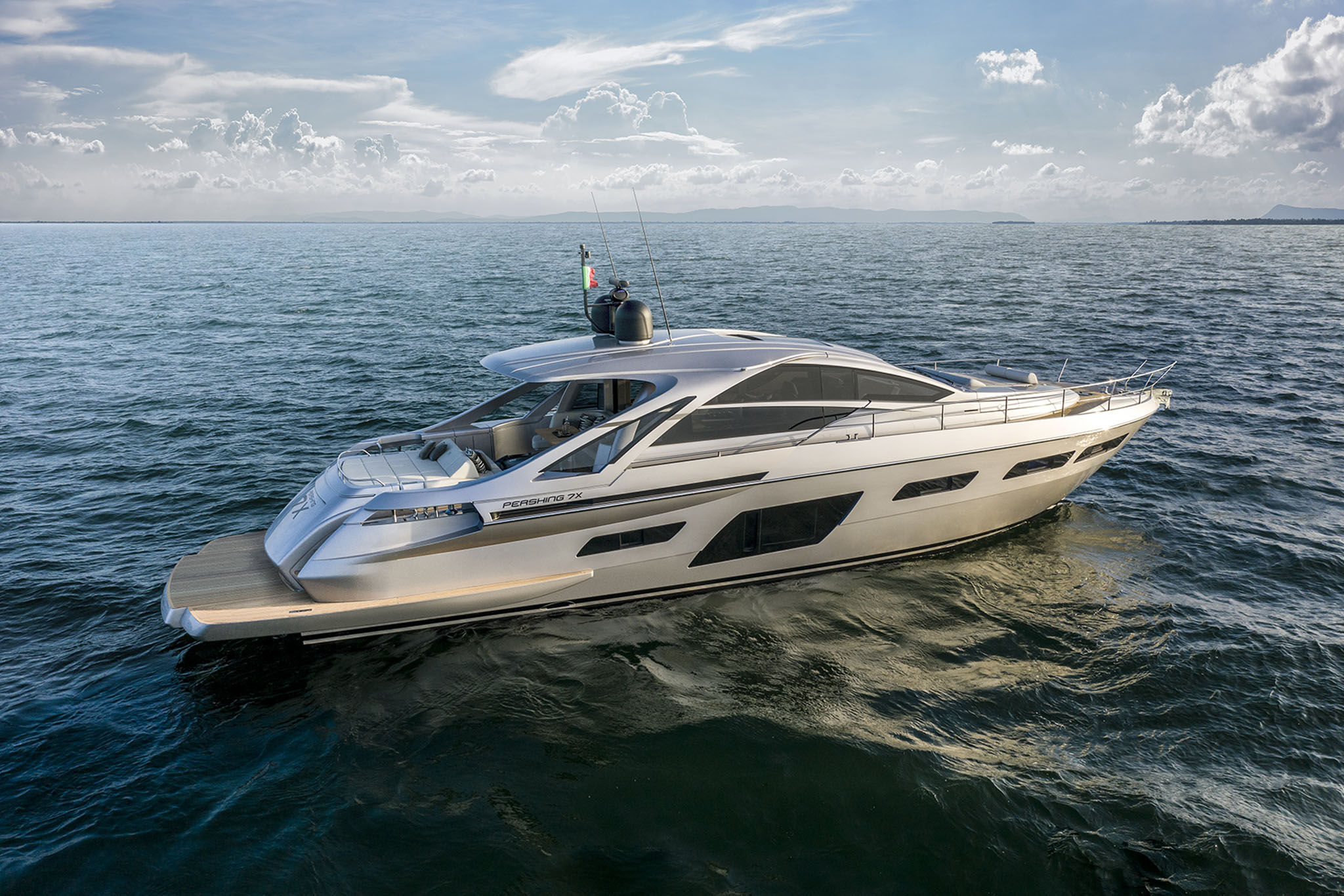 Pershing 7X, motorjacht varend op zee