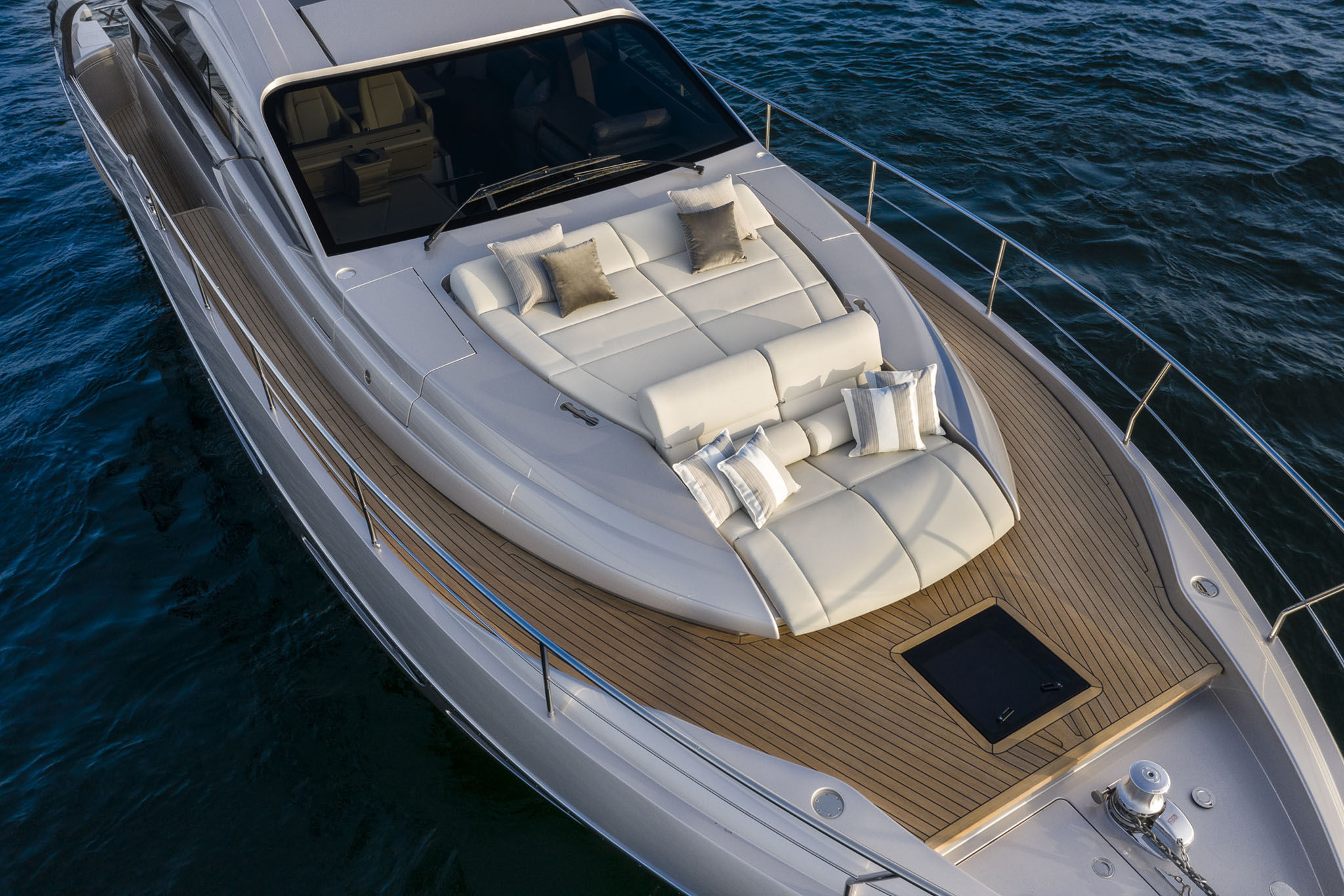 Pershing 7X, voordek met loungebank kussens