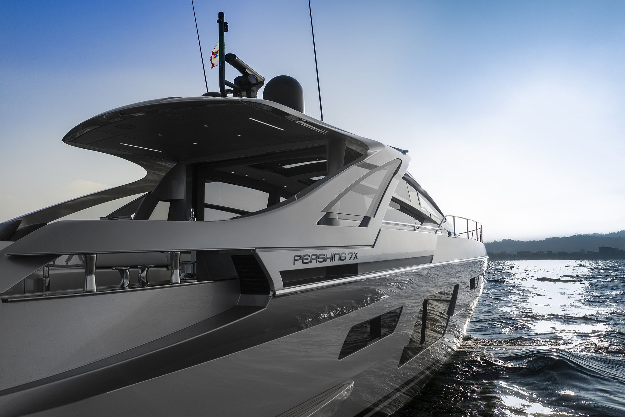 Pershing 7X, witte boot op zee
