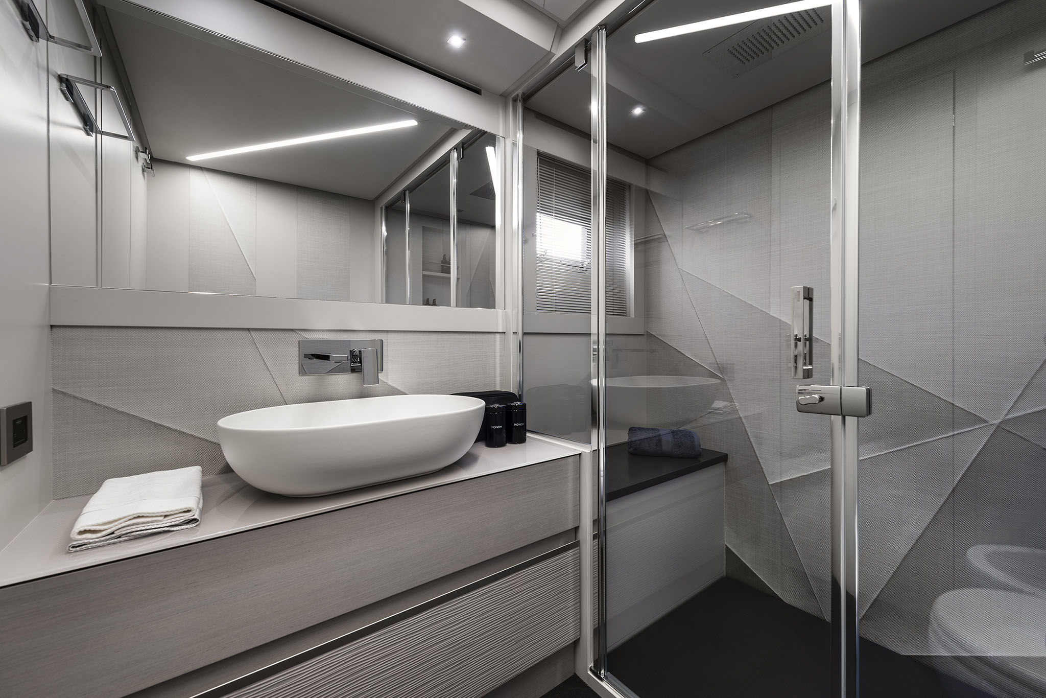 Pershing 7X, badkamer met wastafel en douche