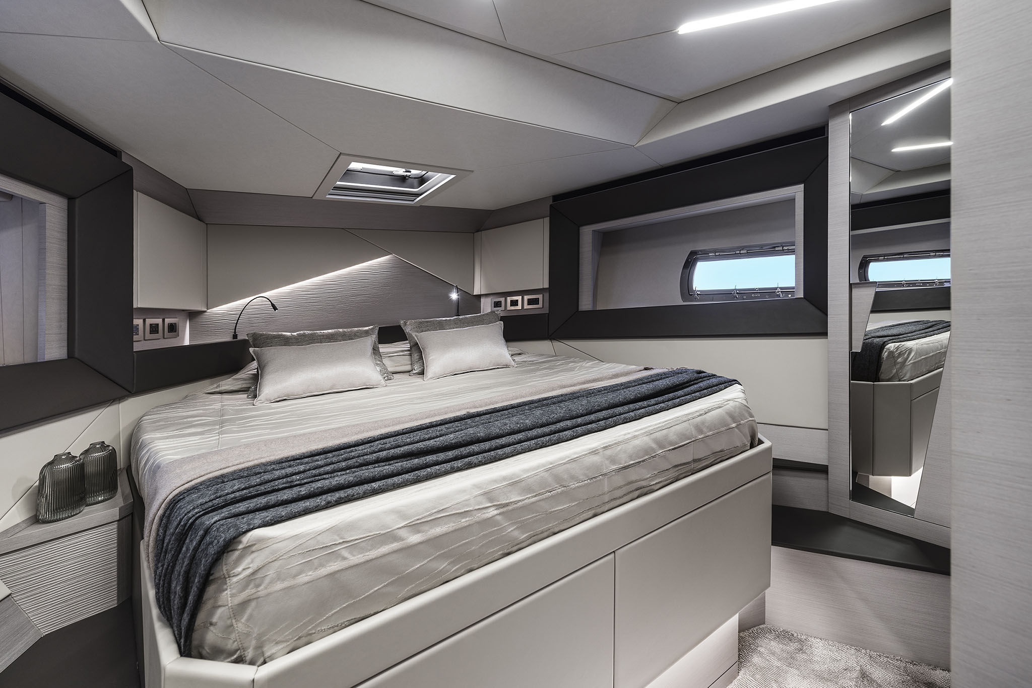 Pershing 7X, kajuit met tweepersoonsbed