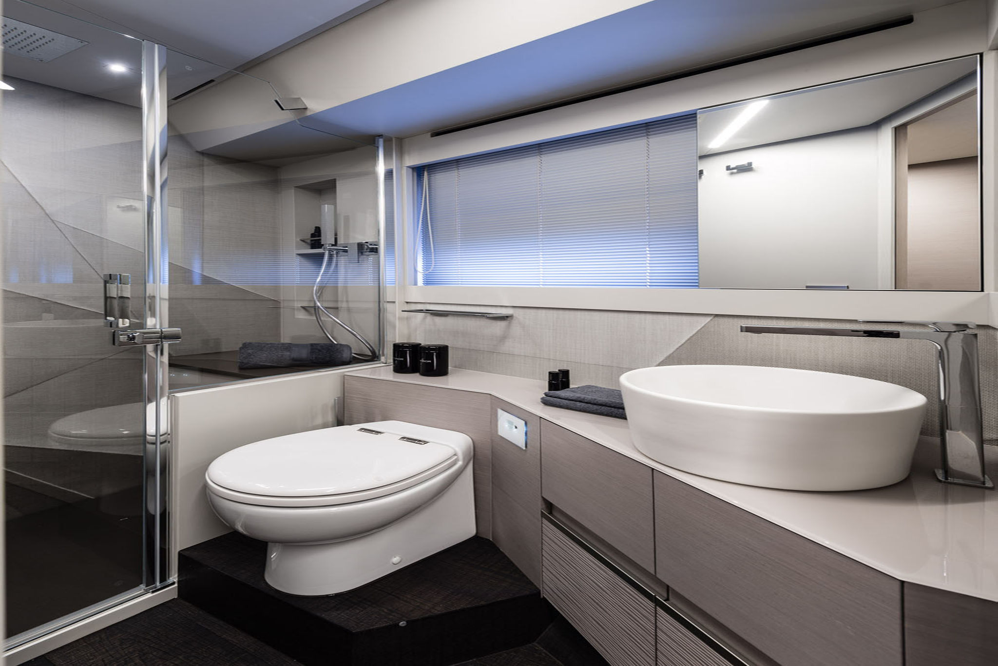 Pershing 7X, moderne badkamer met wastafel en toilet