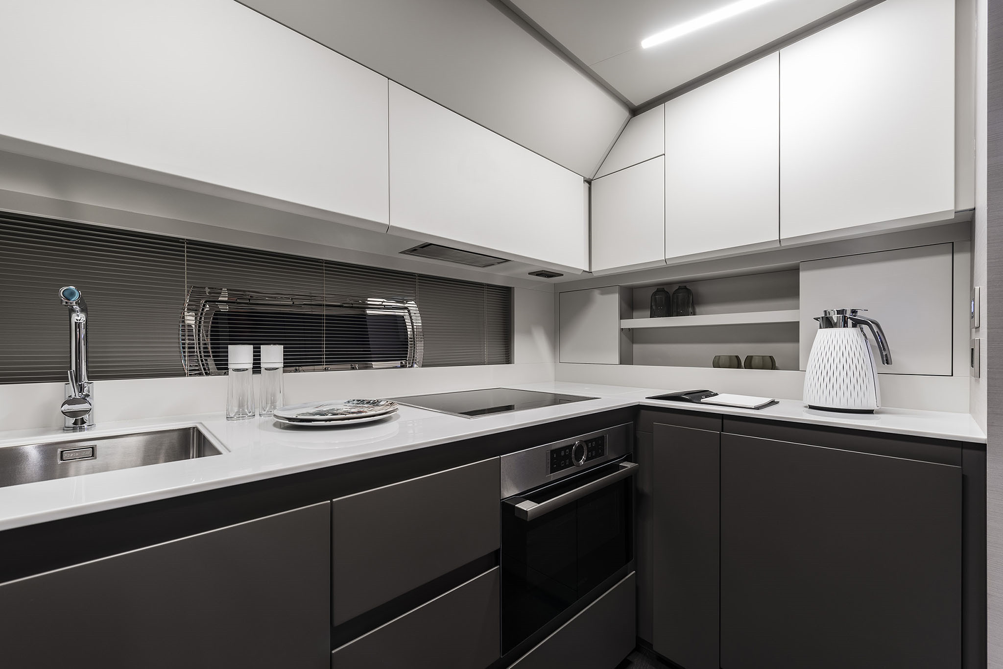 Pershing 7X, moderne kombuis met kookplaat