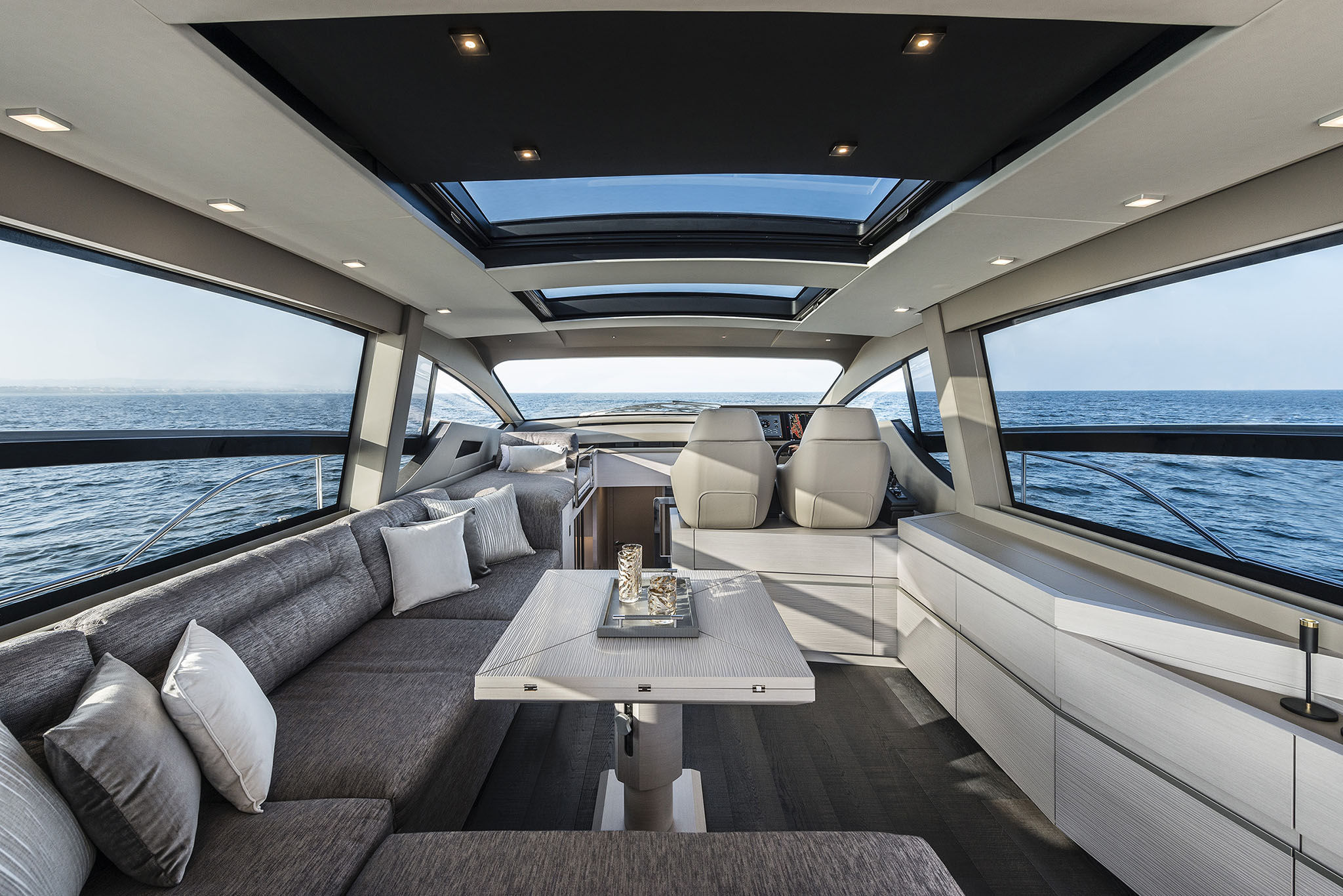Pershing 7X, salon met lounge en stuurstand