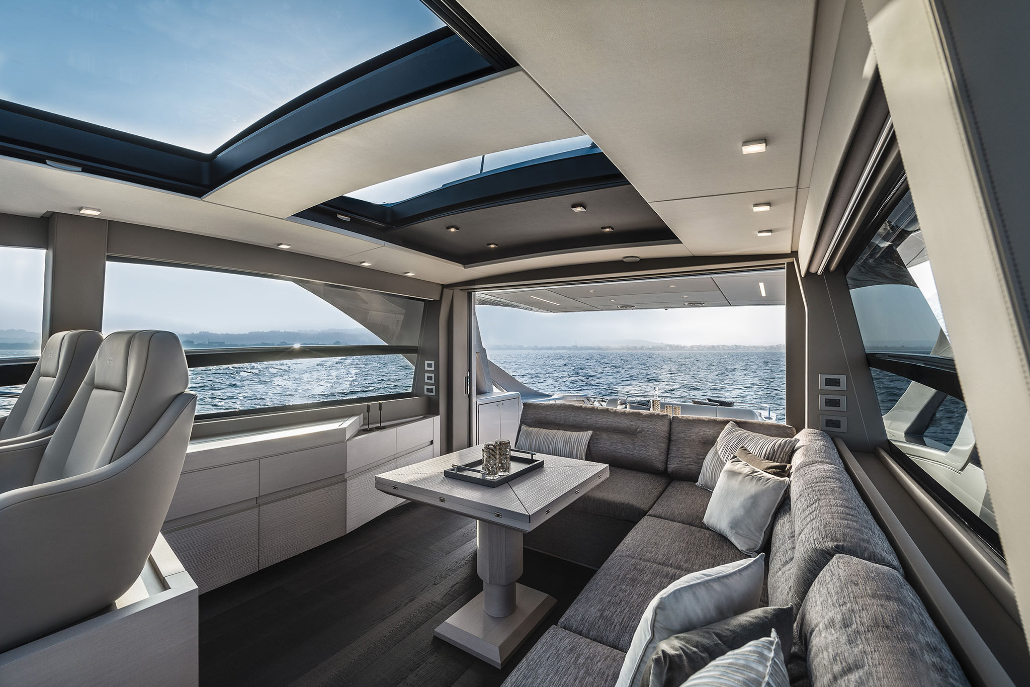 Pershing 7X, salon met zitbank en tafel