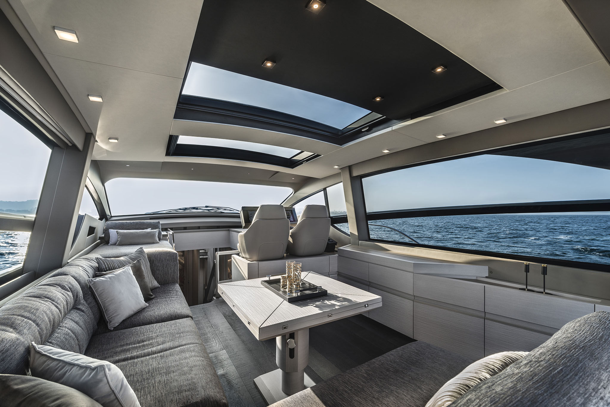 Pershing 7X, salon met zithoek en stuurstand