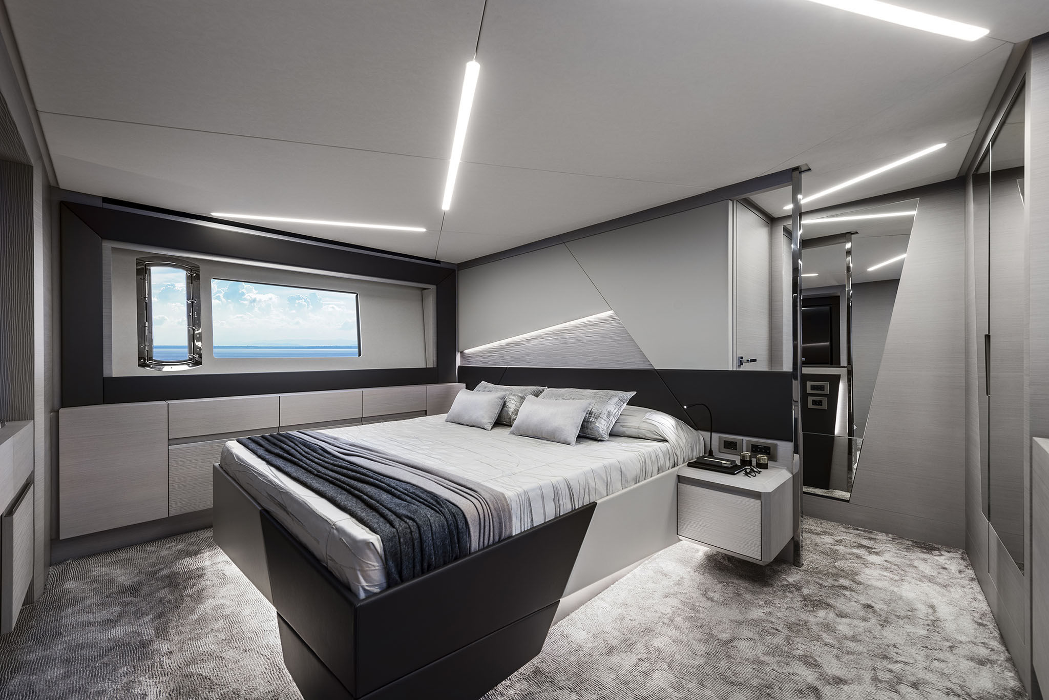 Pershing 7X, slaapkamer met bed en raam