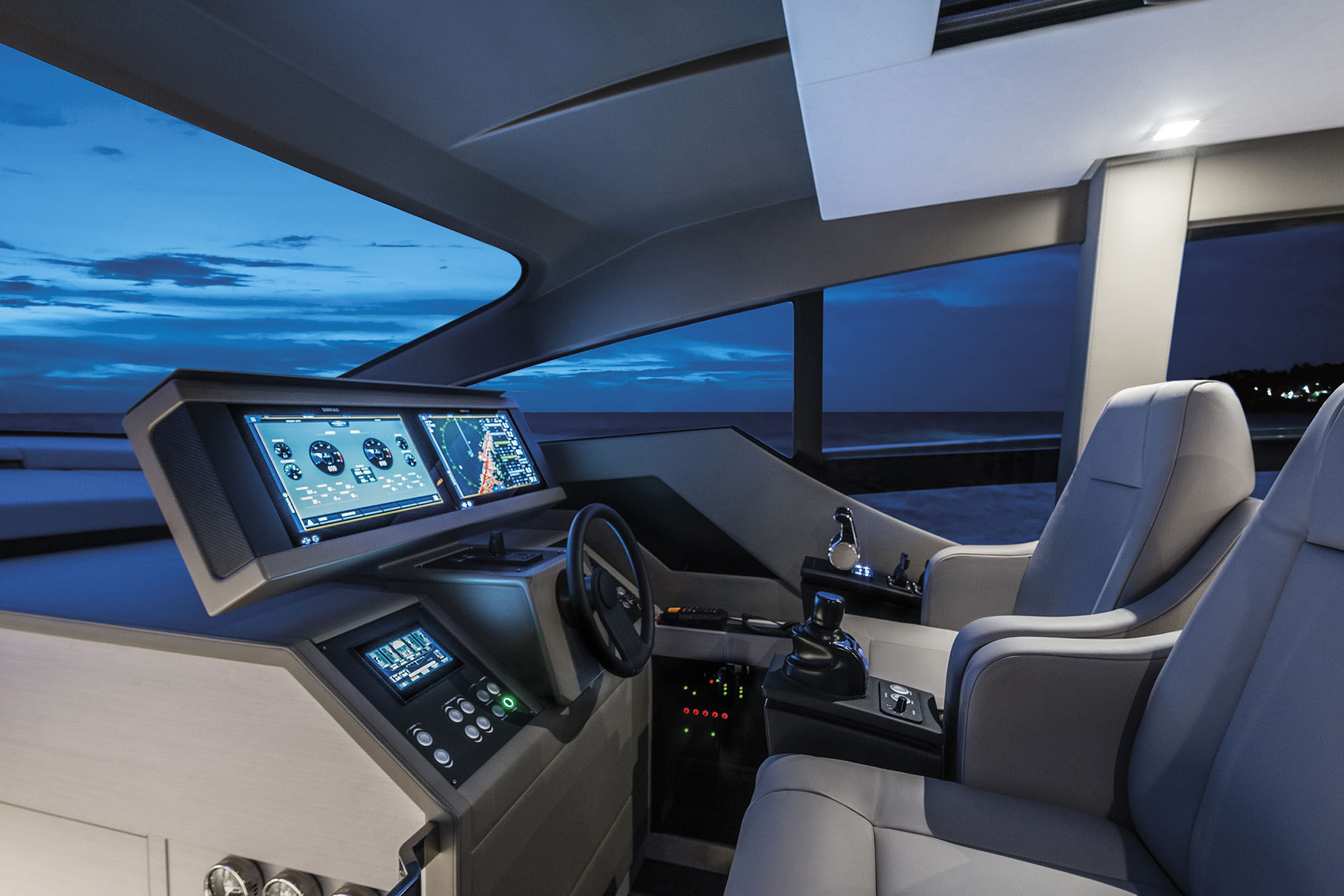 Pershing 7X, stuurstand met navigatieschermen en stoelen