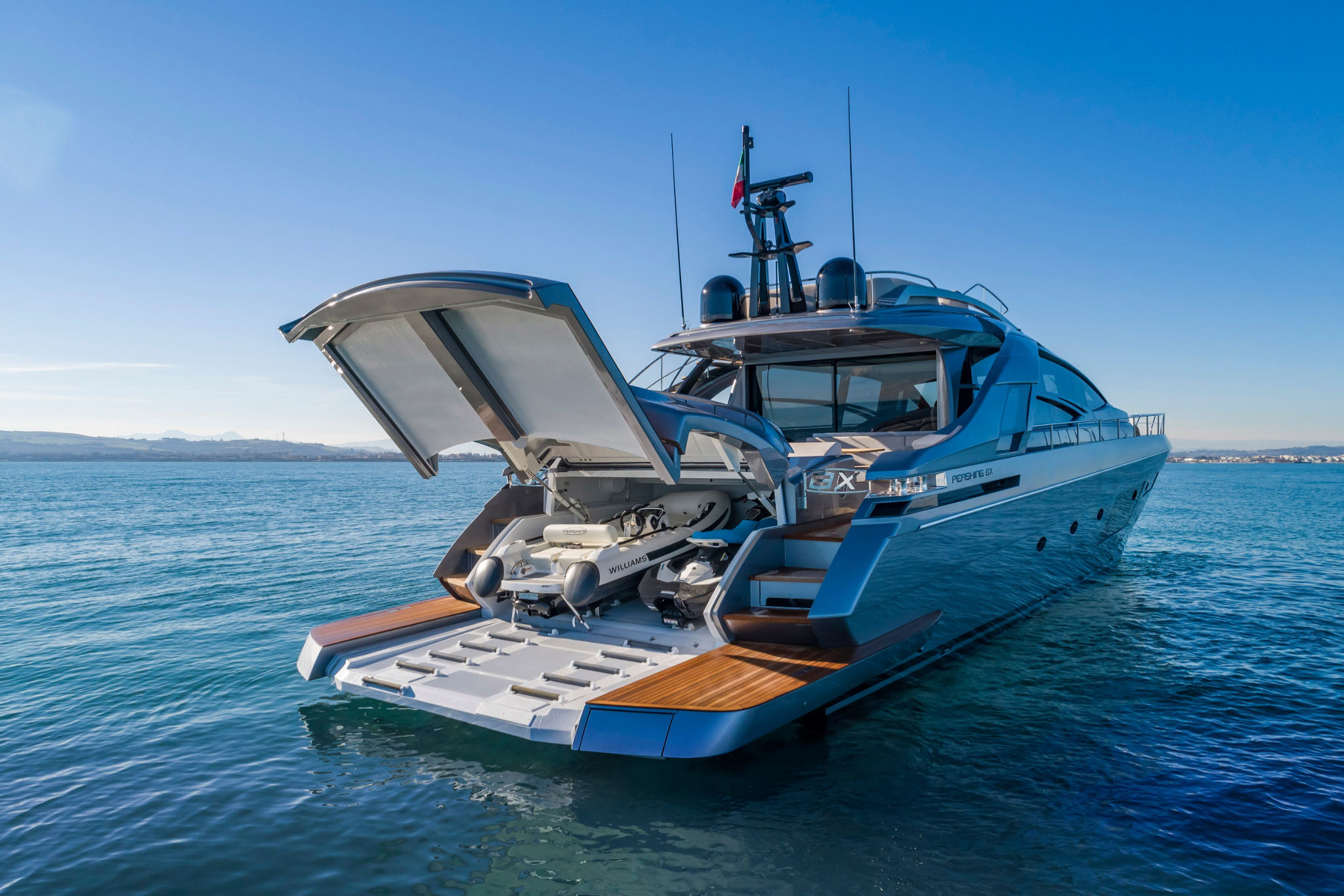 Pershing 8X, achterkant boot met tender