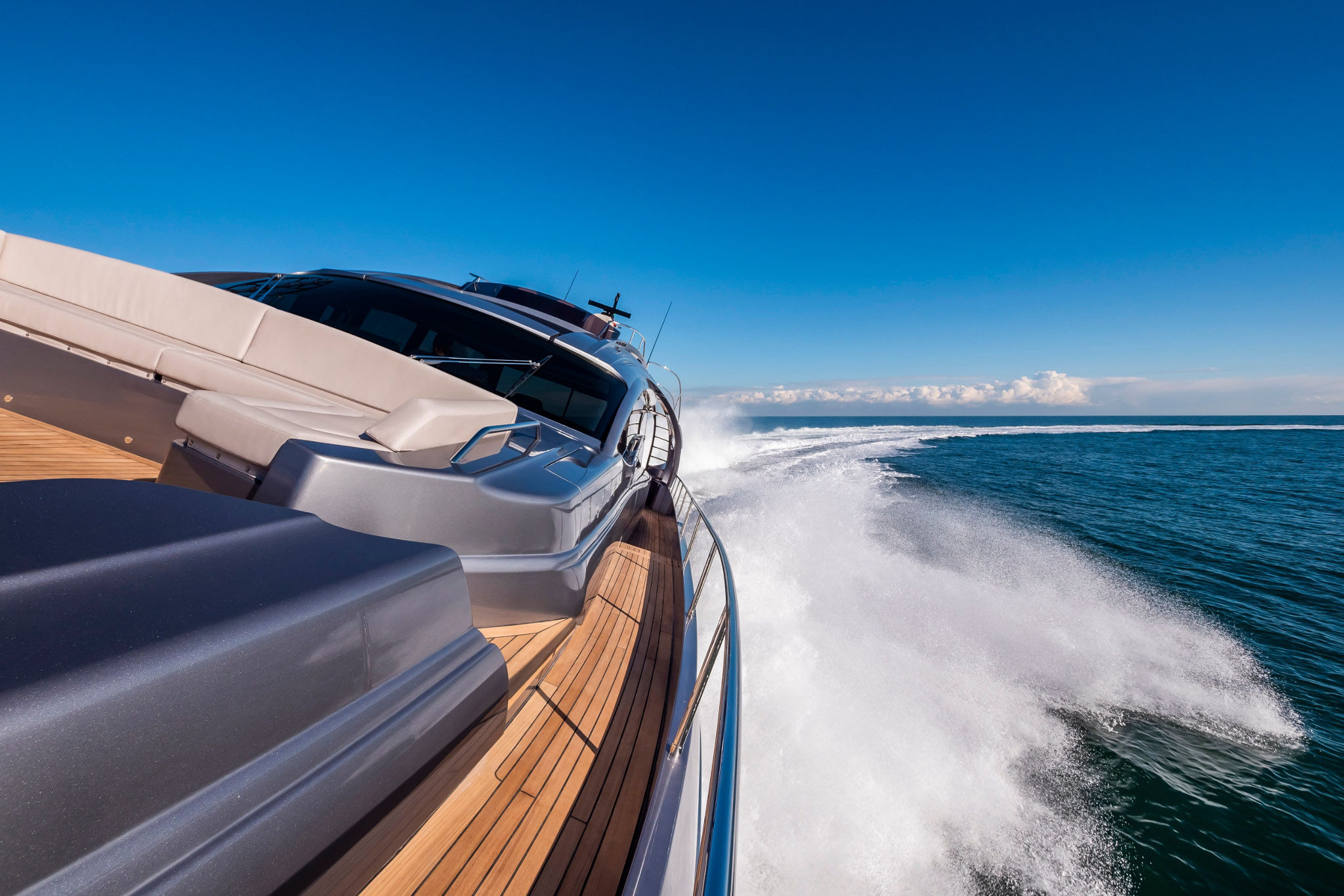 Pershing 8X, boot varend op zee met kielzog