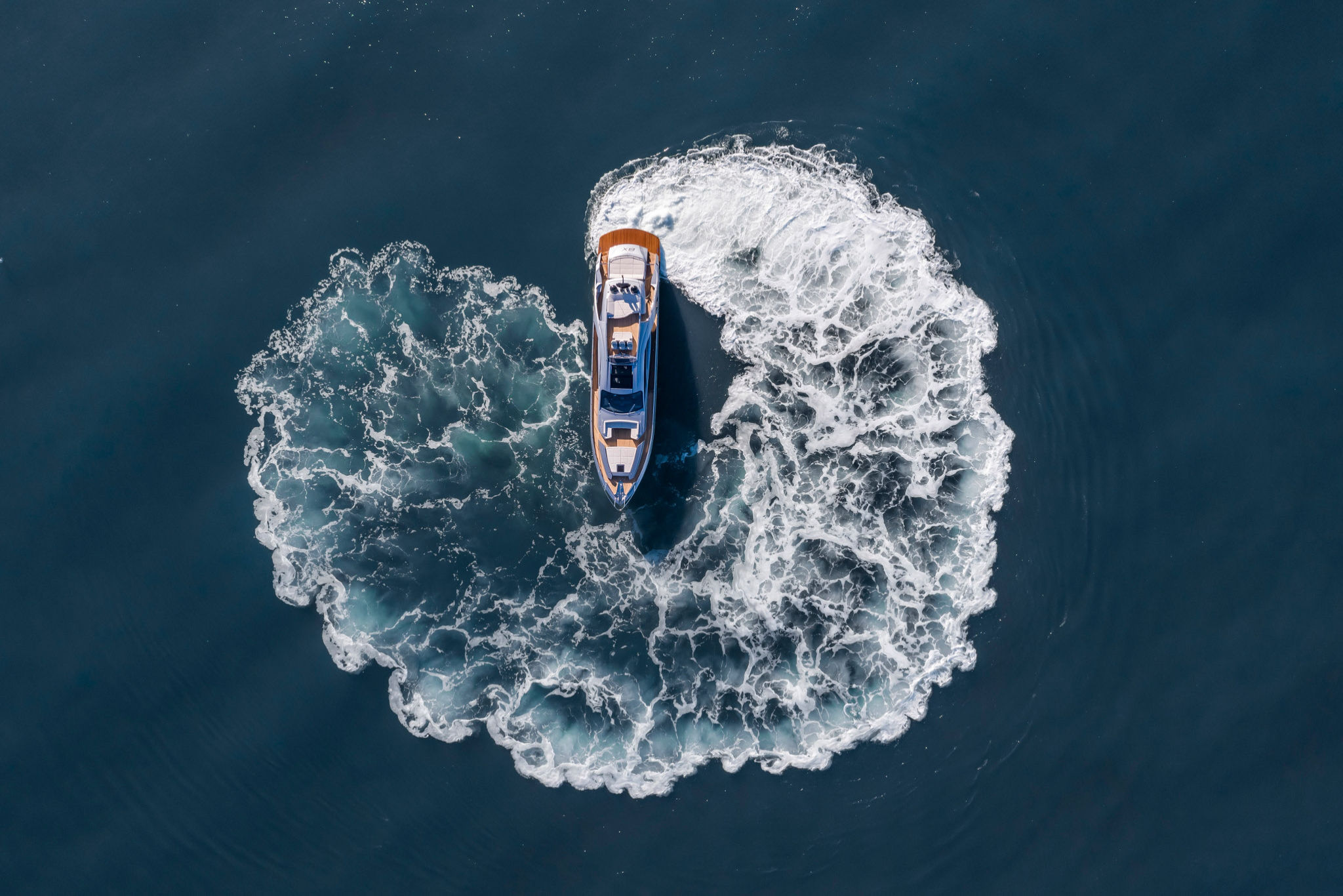 Pershing 8X, boot varend op zee vanuit vogelperspectief