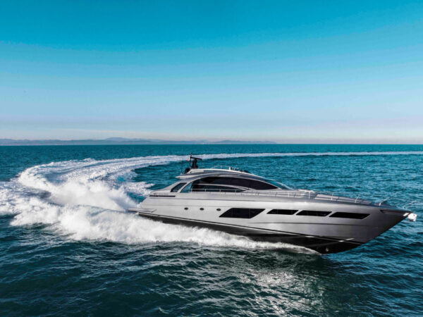 Pershing 8X, jacht varend met golven