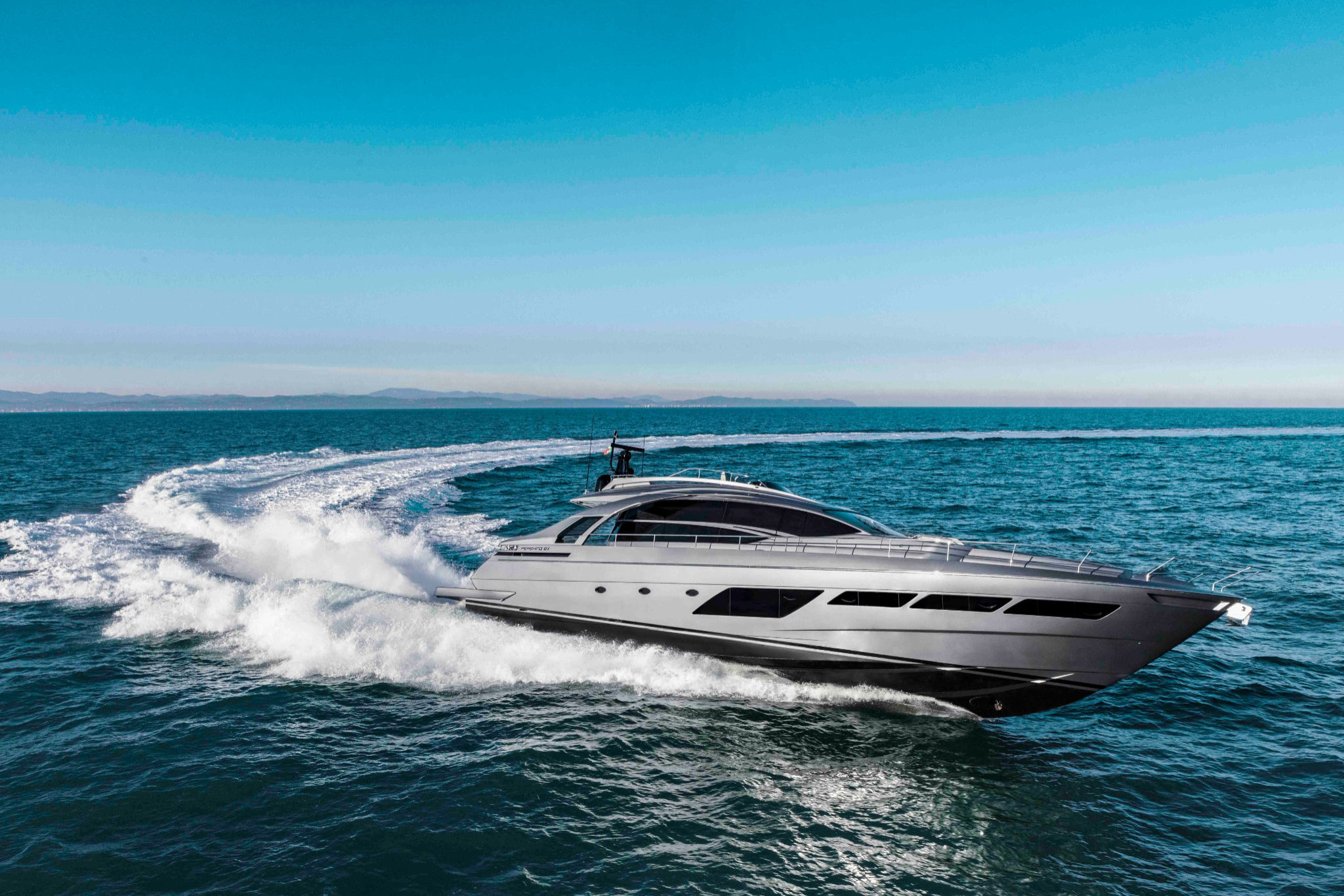 Pershing 8X, jacht varend met golven