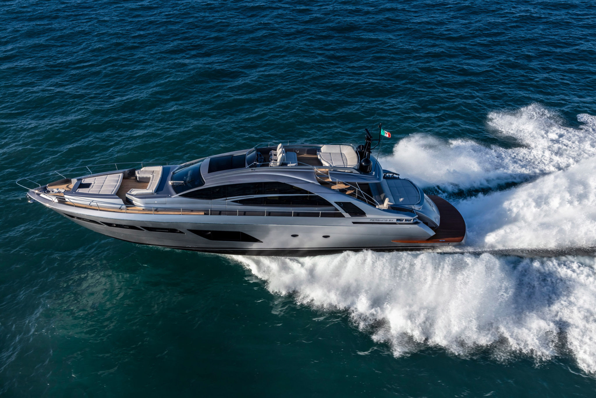 Pershing 8X, jacht varend met golven