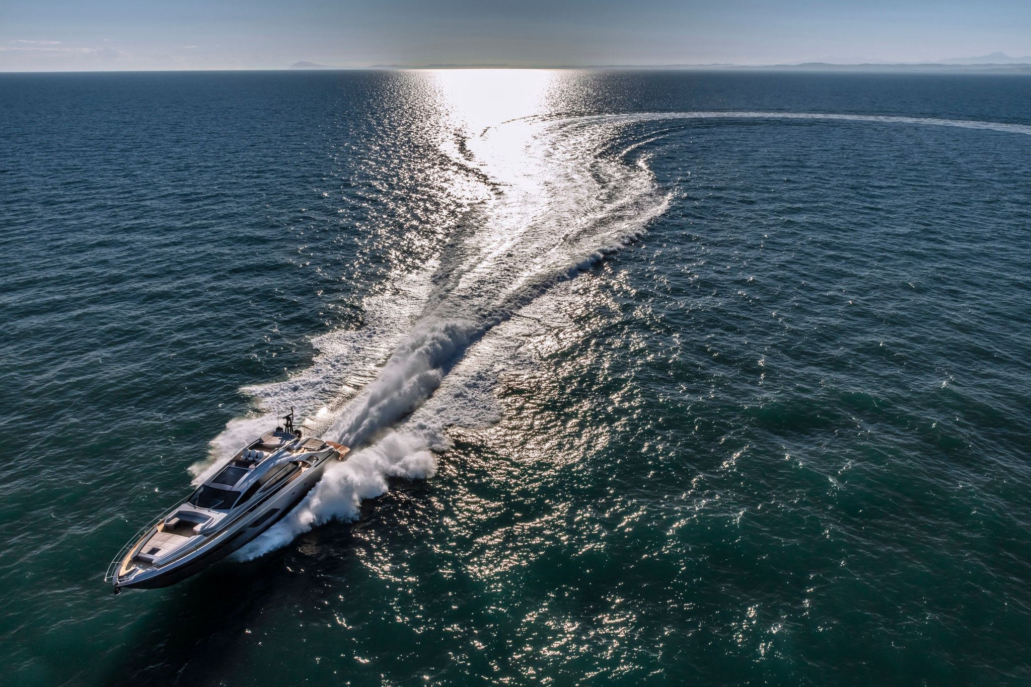 Pershing 8X, jacht varend met kielzog zee