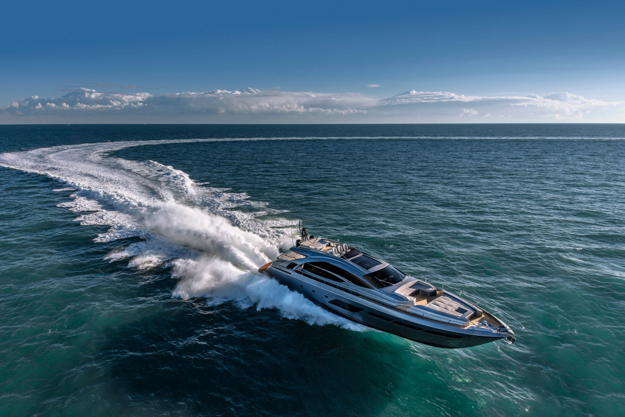 Pershing 8X, jacht varend met schuimend kielzog