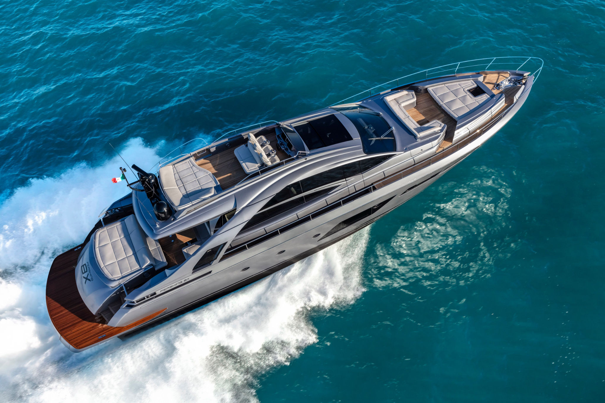 Pershing 8X, jacht varend op zee